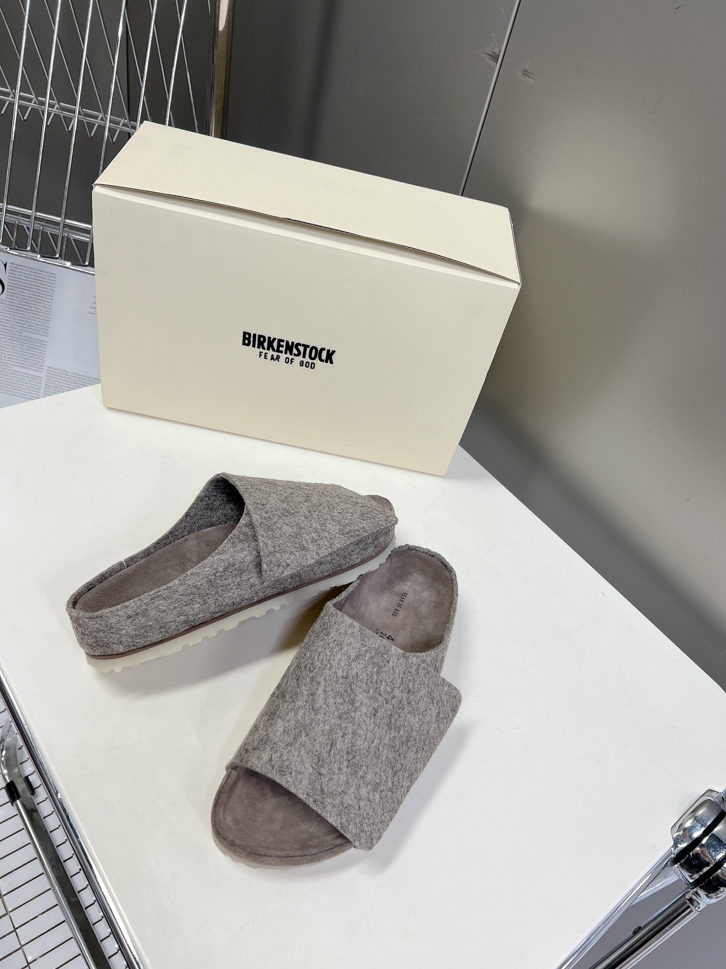  Fear of God✖️BIRKENSTOCK联名勃肯系列拖鞋！

脚背双交叉魔术带设计，极简主义，