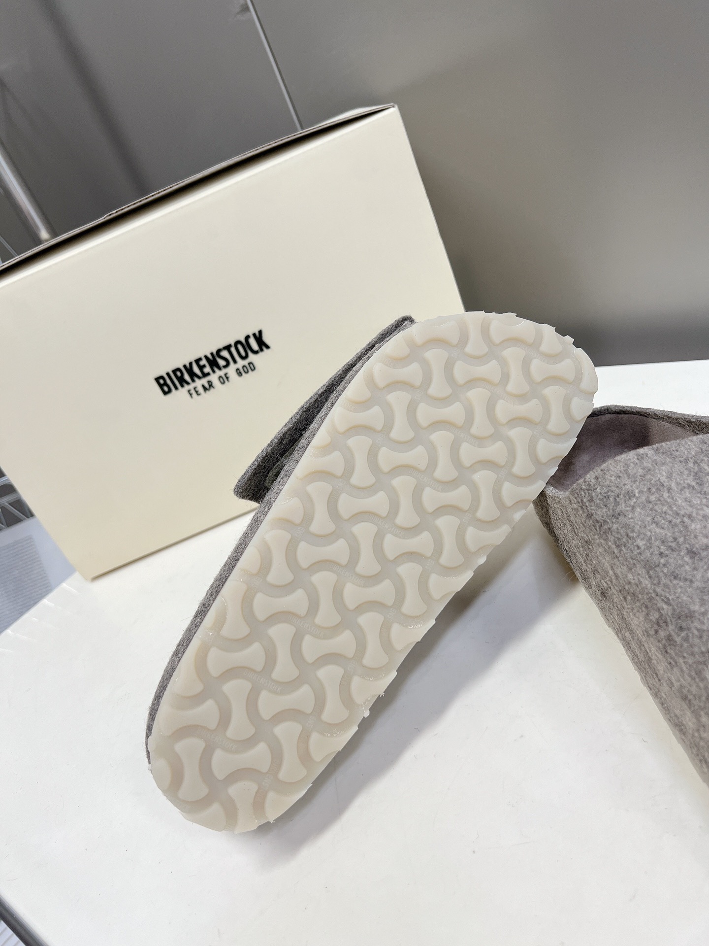  Fear of God✖️BIRKENSTOCK联名勃肯系列拖鞋！

脚背双交叉魔术带设计，极简主义，