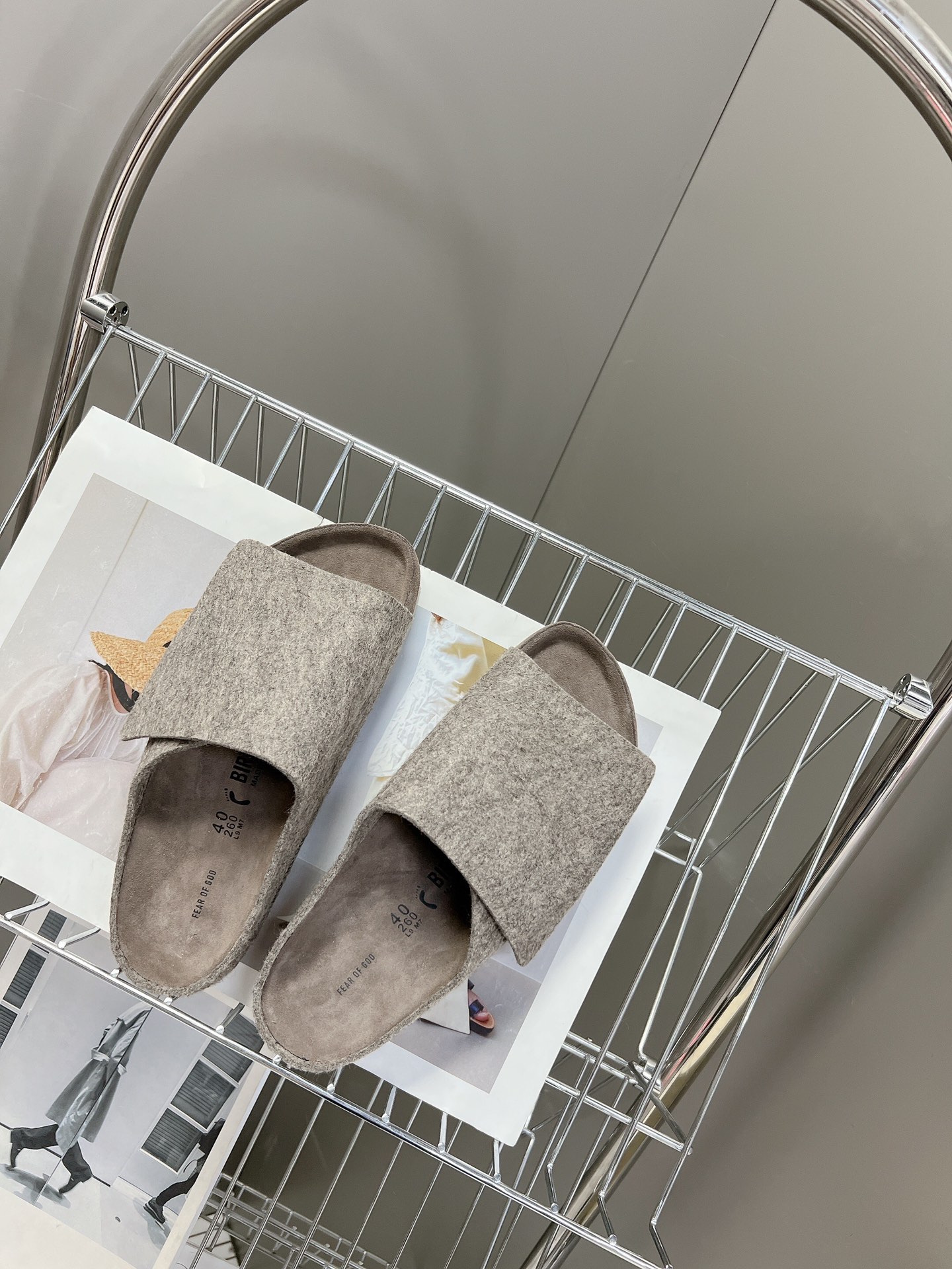  Fear of God✖️BIRKENSTOCK联名勃肯系列拖鞋！

脚背双交叉魔术带设计，极简主义，