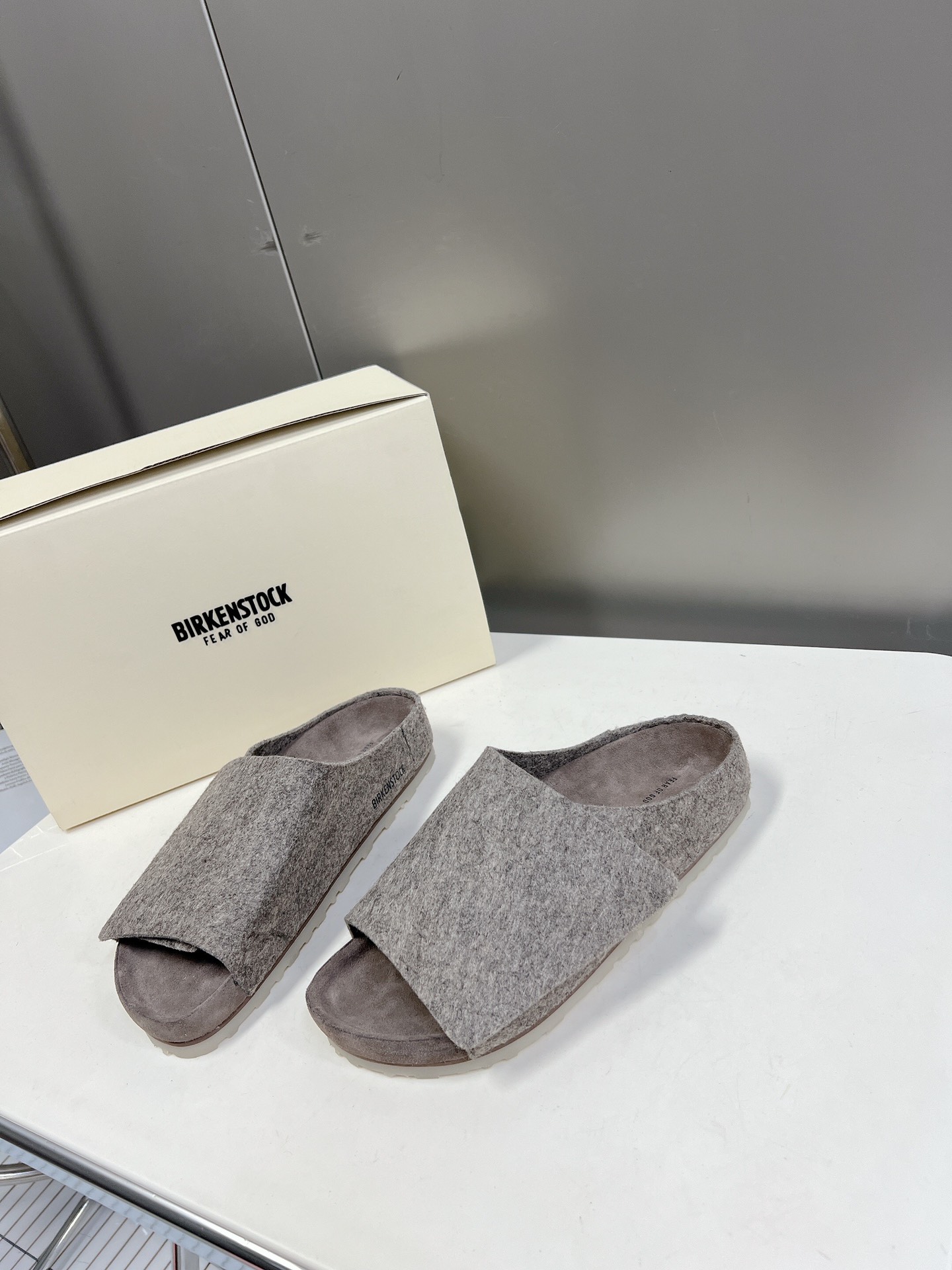  Fear of God✖️BIRKENSTOCK联名勃肯系列拖鞋！

脚背双交叉魔术带设计，极简主义，