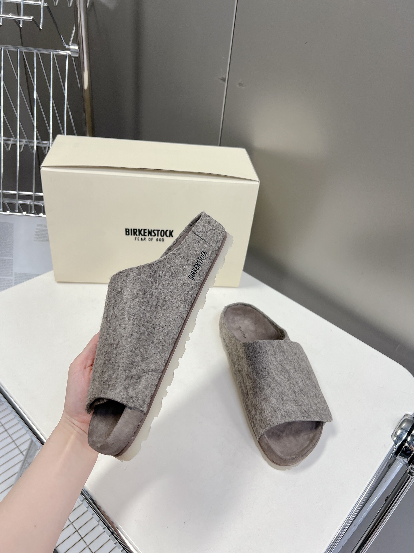  Fear of God✖️BIRKENSTOCK联名勃肯系列拖鞋！

脚背双交叉魔术带设计，极简主义，