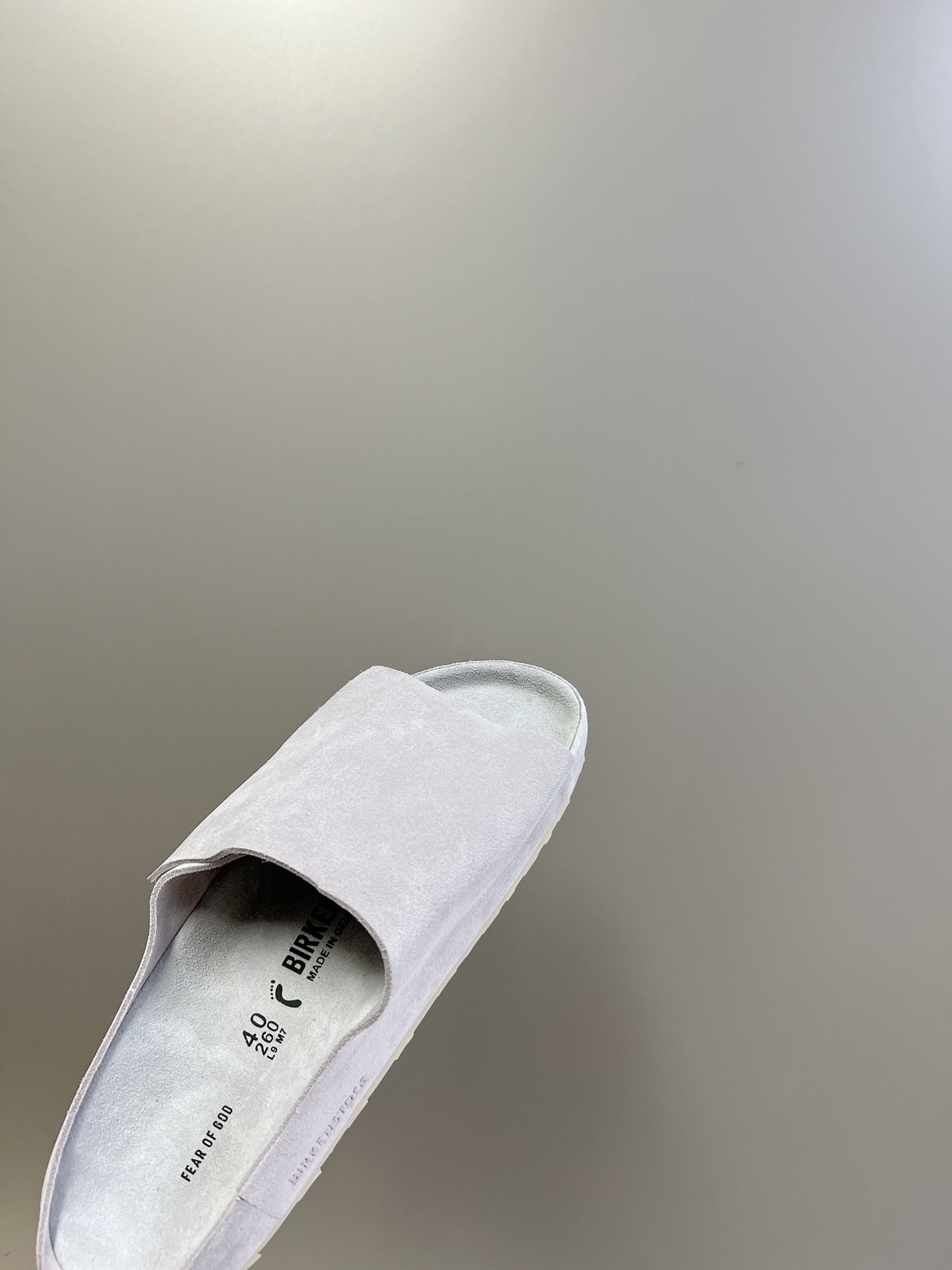  Fear of God✖️BIRKENSTOCK联名勃肯系列拖鞋！

脚背双交叉魔术带设计，极简主义，