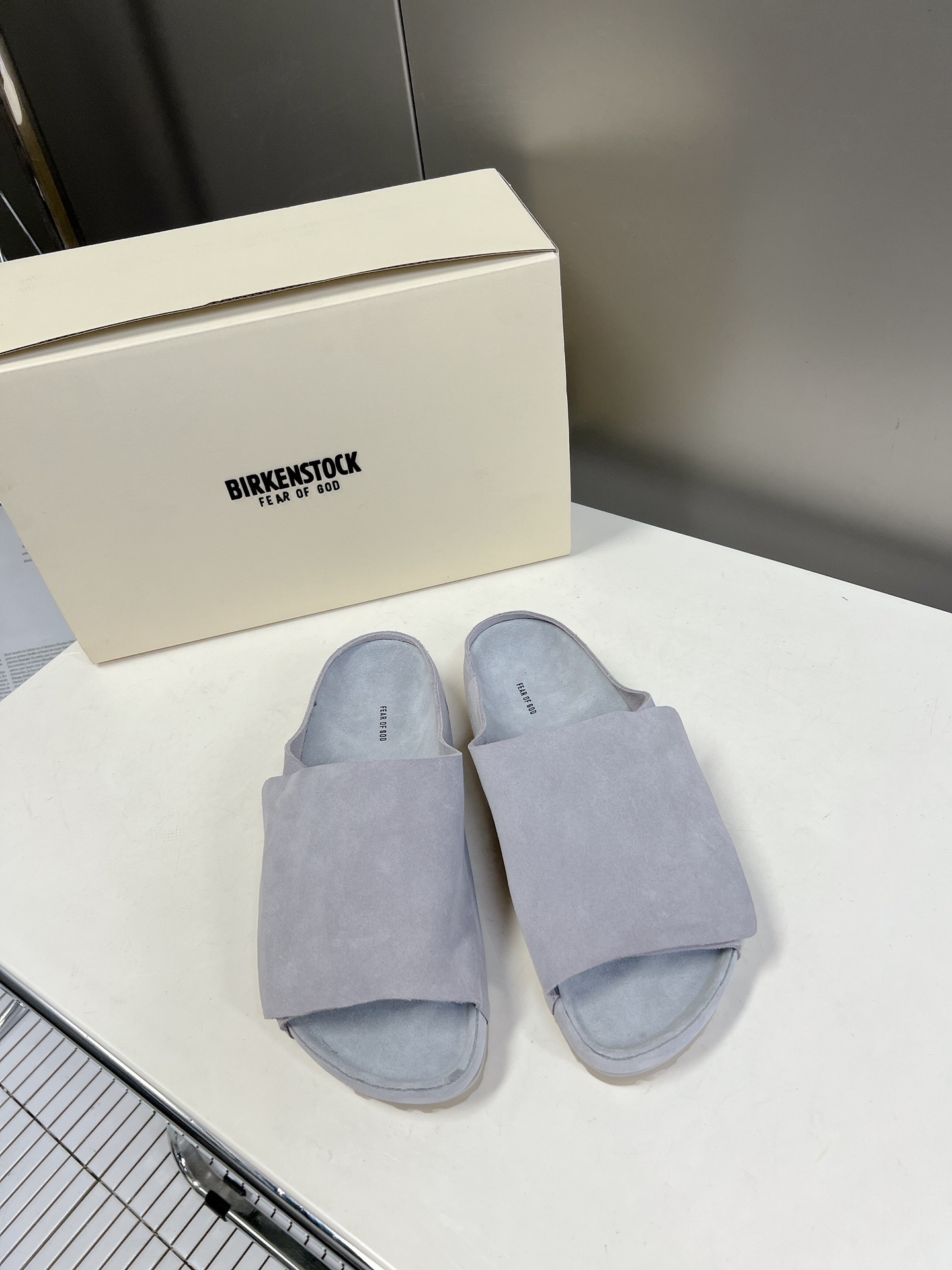  Fear of God✖️BIRKENSTOCK联名勃肯系列拖鞋！

脚背双交叉魔术带设计，极简主义，