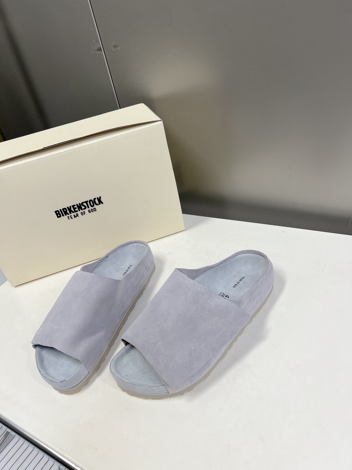  Fear of God✖️BIRKENSTOCK联名勃肯系列拖鞋！

脚背双交叉魔术带设计，极简主义，