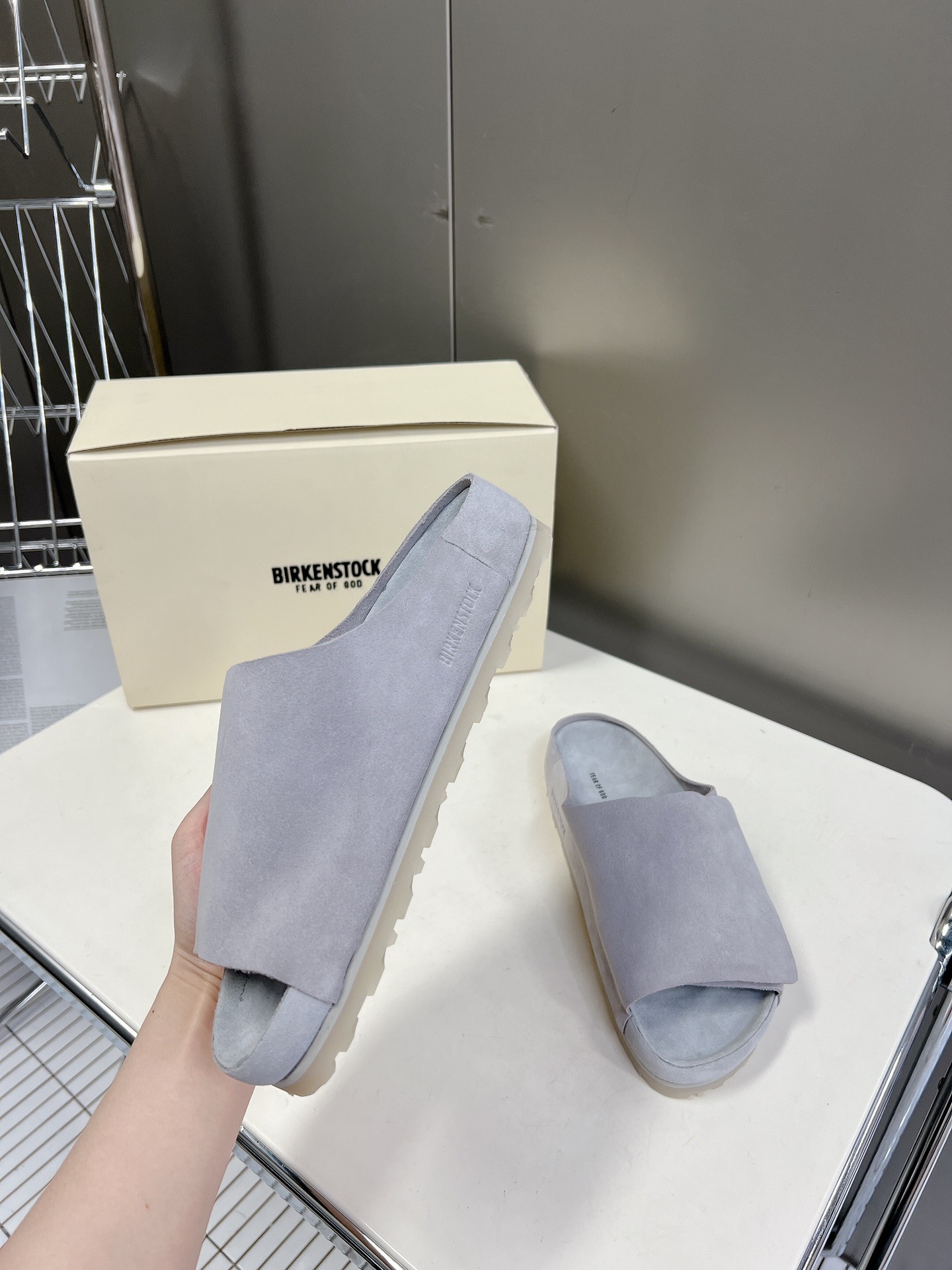  Fear of God✖️BIRKENSTOCK联名勃肯系列拖鞋！

脚背双交叉魔术带设计，极简主义，