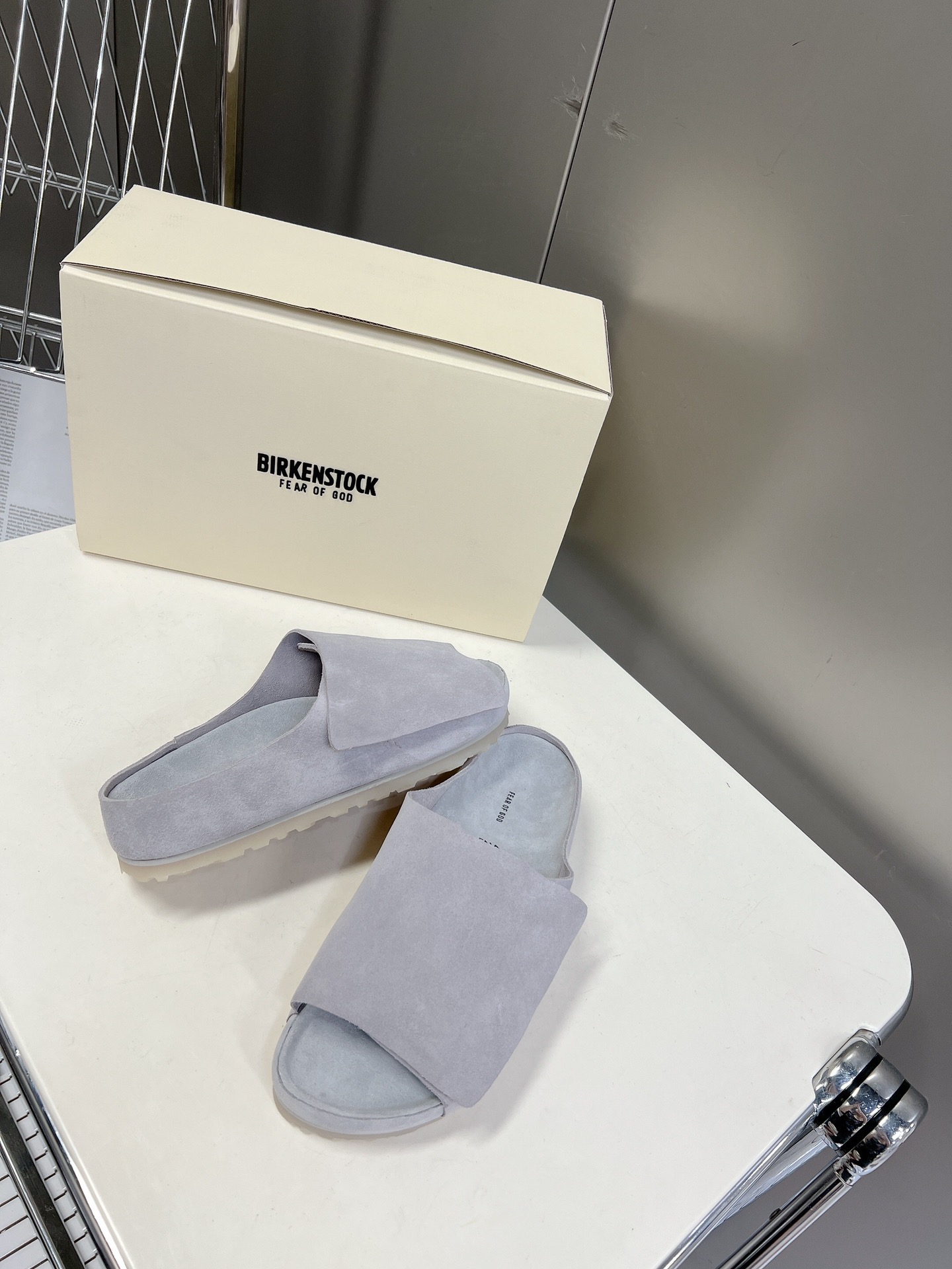  Fear of God✖️BIRKENSTOCK联名勃肯系列拖鞋！

脚背双交叉魔术带设计，极简主义，