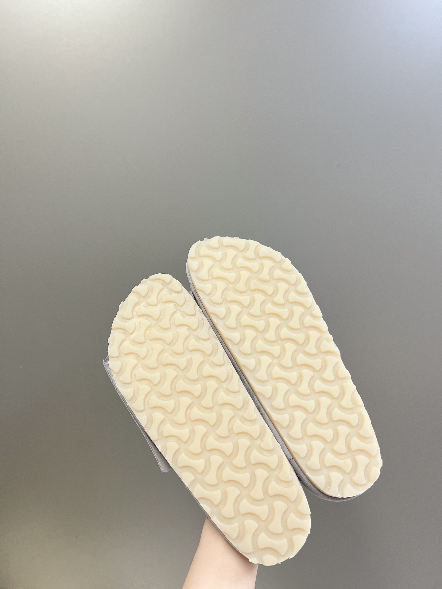  Fear of God✖️BIRKENSTOCK联名勃肯系列拖鞋！

脚背双交叉魔术带设计，极简主义，