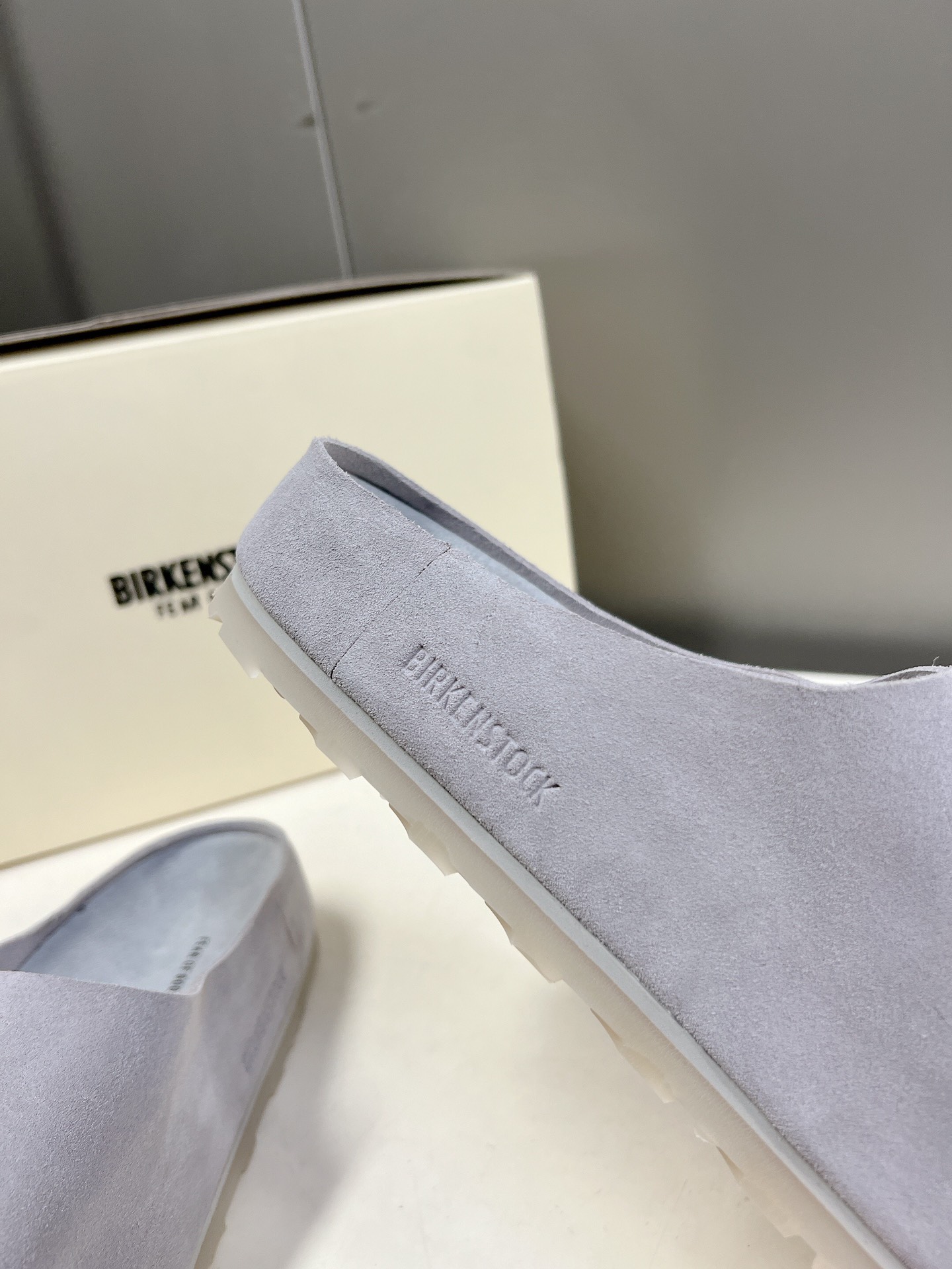  Fear of God✖️BIRKENSTOCK联名勃肯系列拖鞋！

脚背双交叉魔术带设计，极简主义，