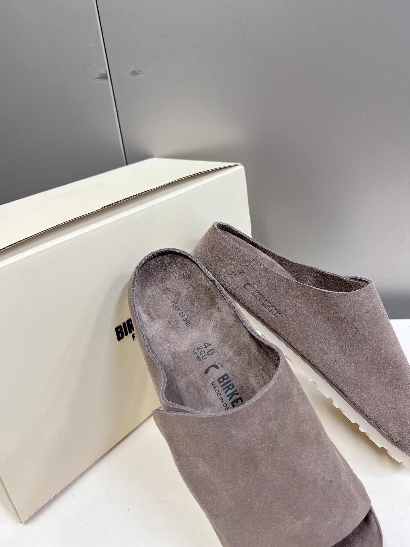  Fear of God✖️BIRKENSTOCK联名勃肯系列拖鞋！

脚背双交叉魔术带设计，极简主义，