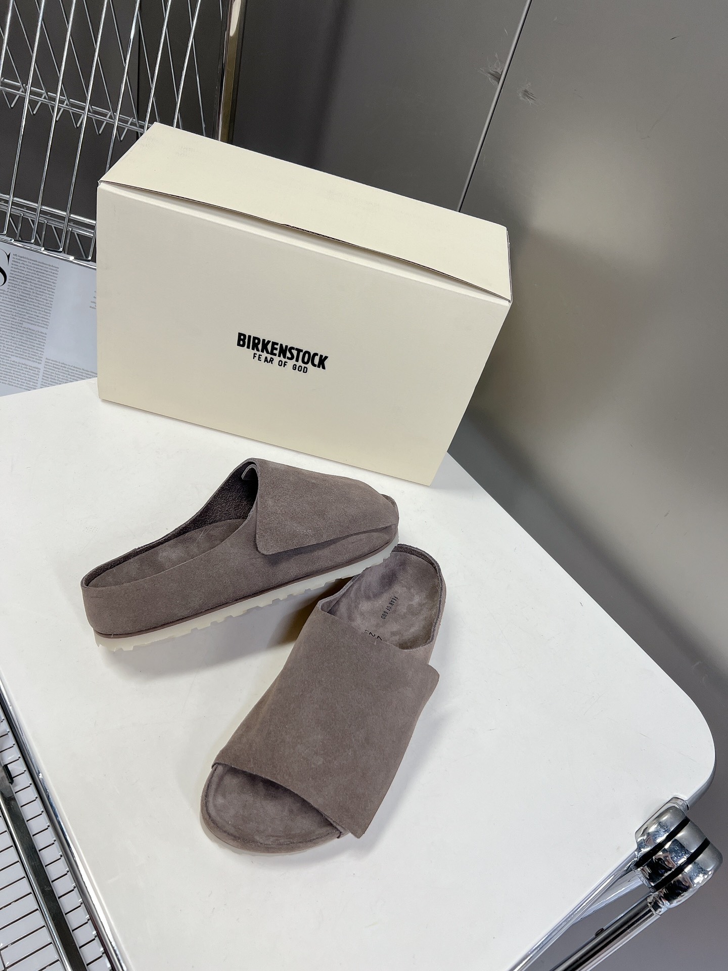  Fear of God✖️BIRKENSTOCK联名勃肯系列拖鞋！

脚背双交叉魔术带设计，极简主义，