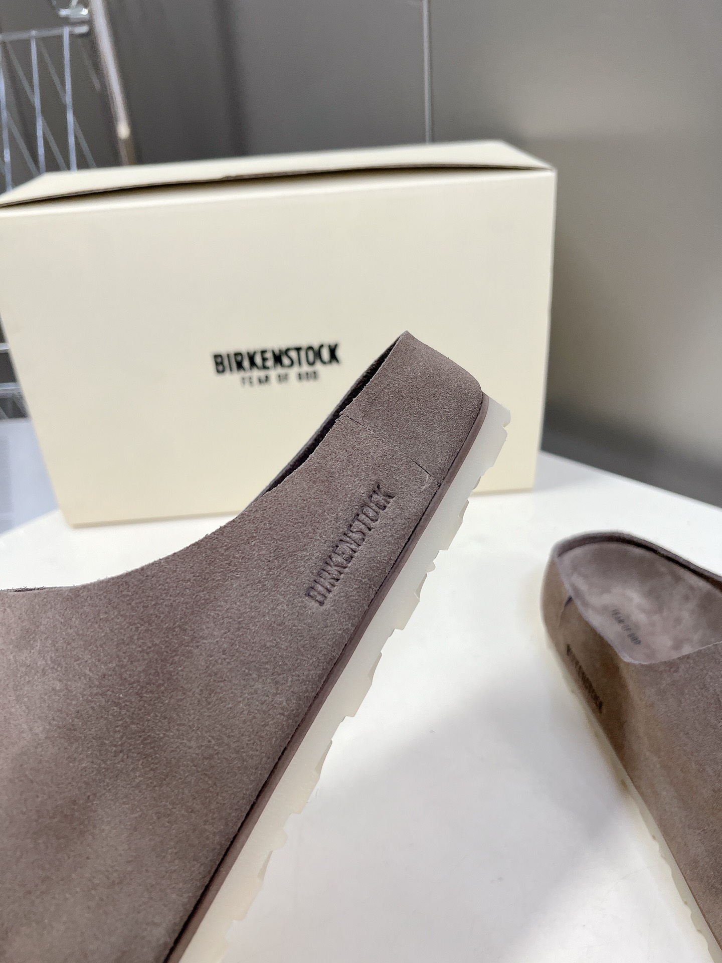  Fear of God✖️BIRKENSTOCK联名勃肯系列拖鞋！

脚背双交叉魔术带设计，极简主义，