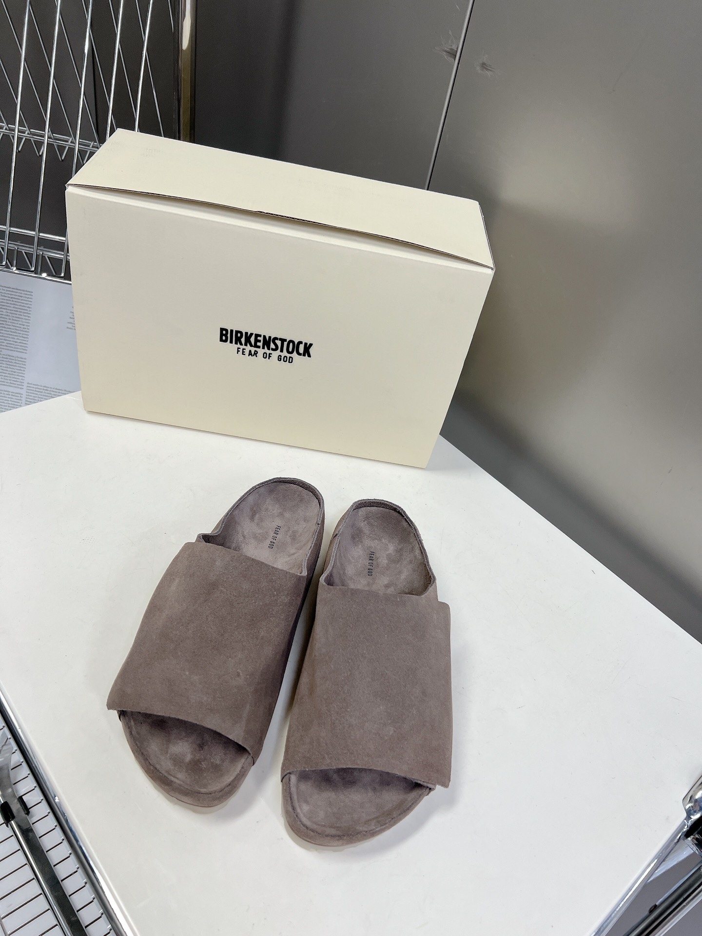  Fear of God✖️BIRKENSTOCK联名勃肯系列拖鞋！

脚背双交叉魔术带设计，极简主义，