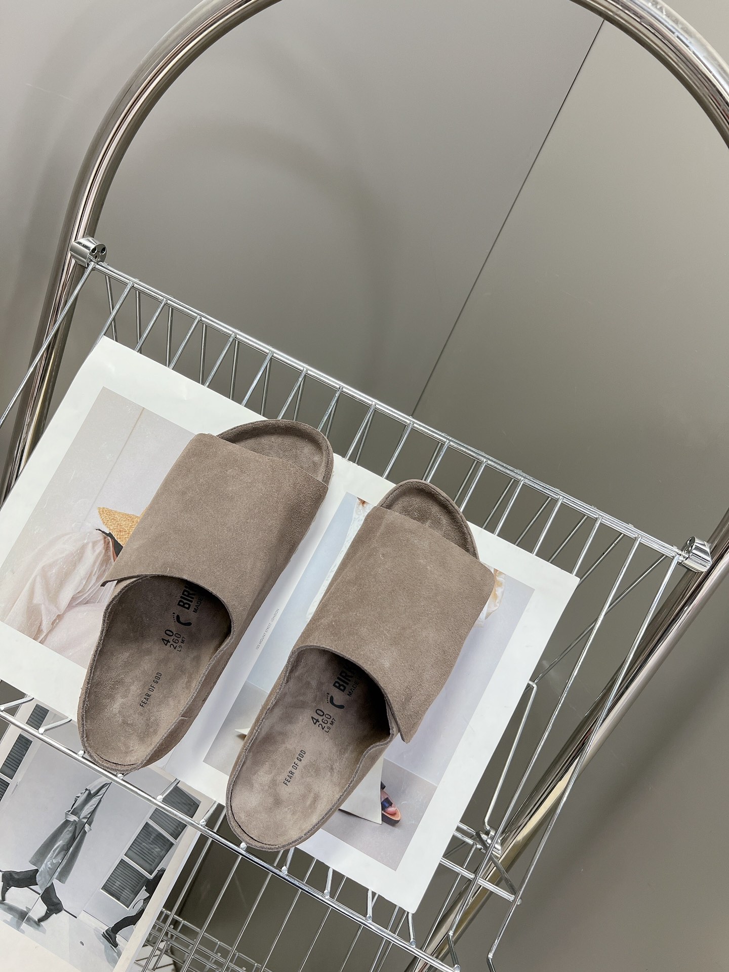  Fear of God✖️BIRKENSTOCK联名勃肯系列拖鞋！

脚背双交叉魔术带设计，极简主义，