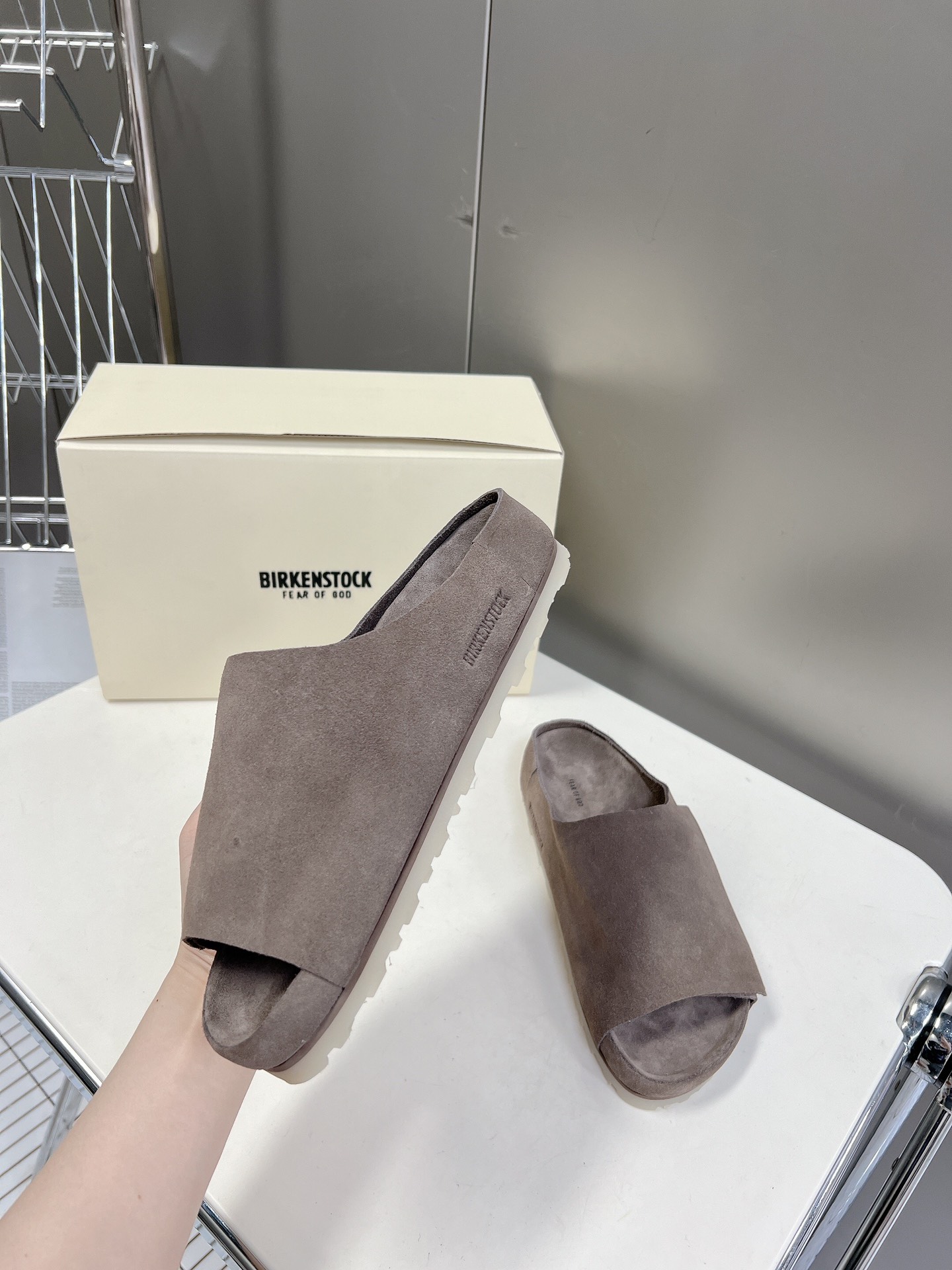  Fear of God✖️BIRKENSTOCK联名勃肯系列拖鞋！

脚背双交叉魔术带设计，极简主义，