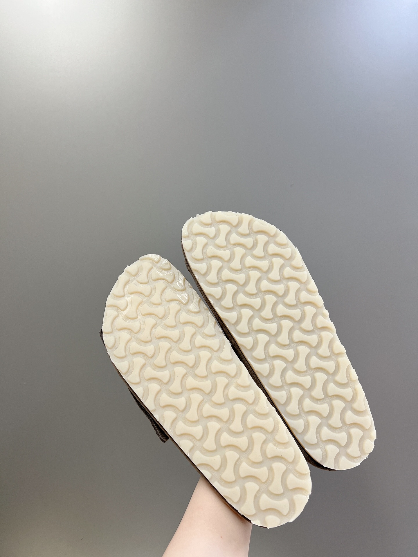  Fear of God✖️BIRKENSTOCK联名勃肯系列拖鞋！

脚背双交叉魔术带设计，极简主义，