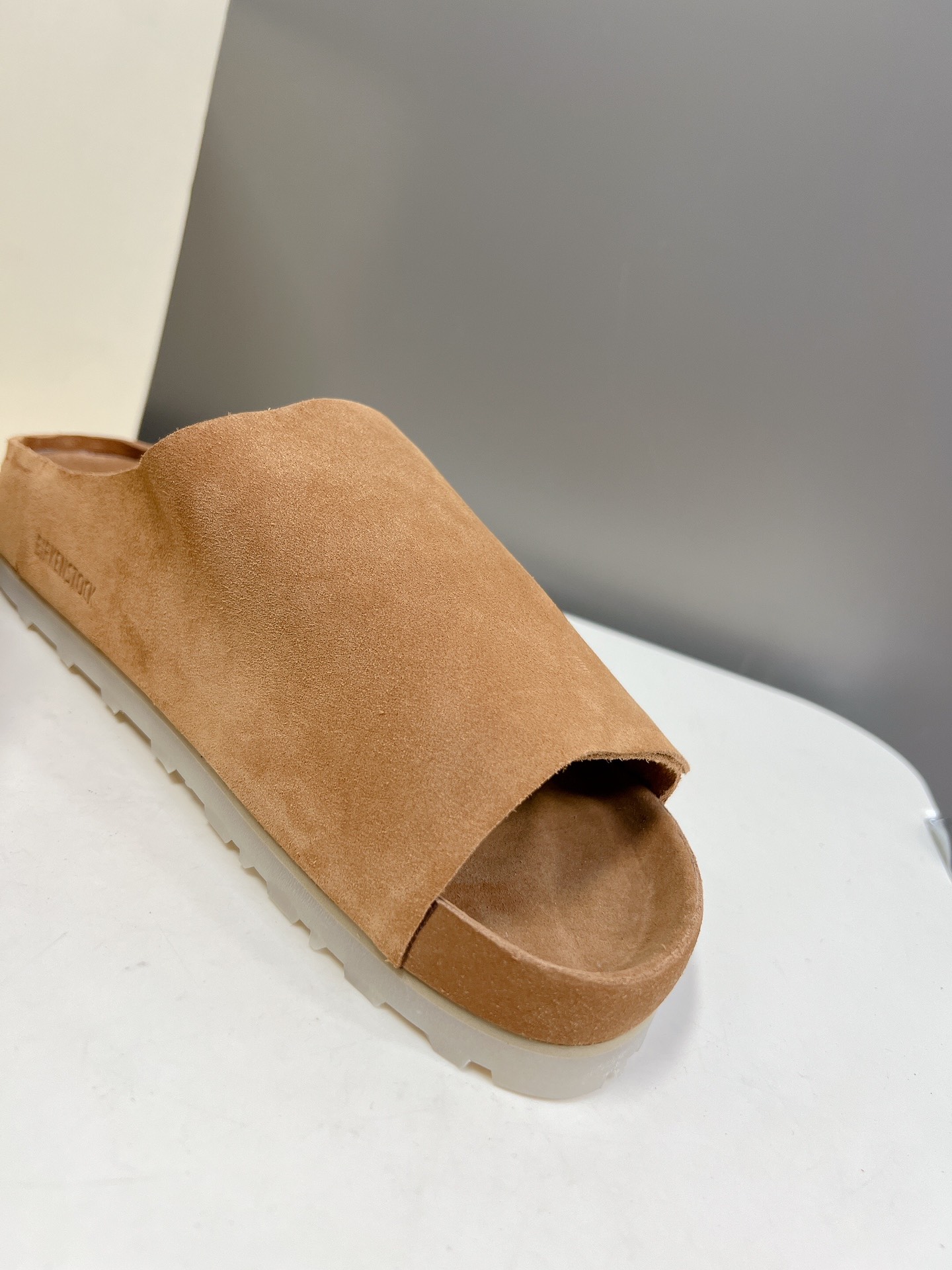  Fear of God✖️BIRKENSTOCK联名勃肯系列拖鞋！

脚背双交叉魔术带设计，极简主义，