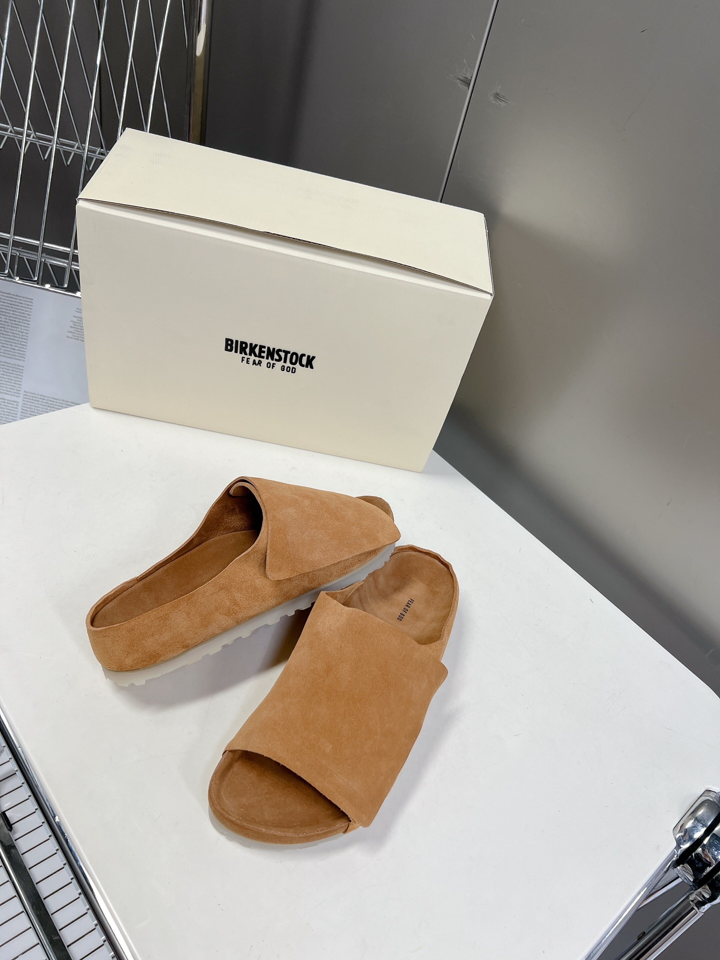  Fear of God✖️BIRKENSTOCK联名勃肯系列拖鞋！

脚背双交叉魔术带设计，极简主义，