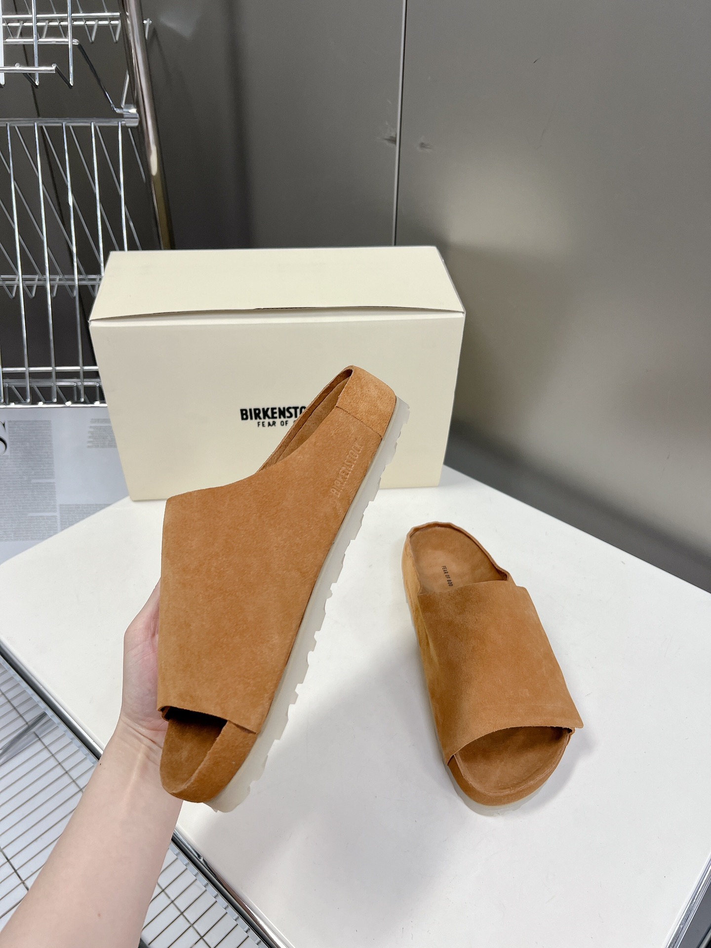  Fear of God✖️BIRKENSTOCK联名勃肯系列拖鞋！

脚背双交叉魔术带设计，极简主义，