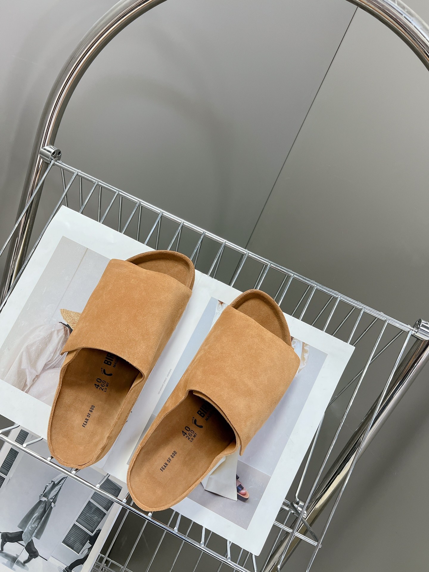  Fear of God✖️BIRKENSTOCK联名勃肯系列拖鞋！

脚背双交叉魔术带设计，极简主义，