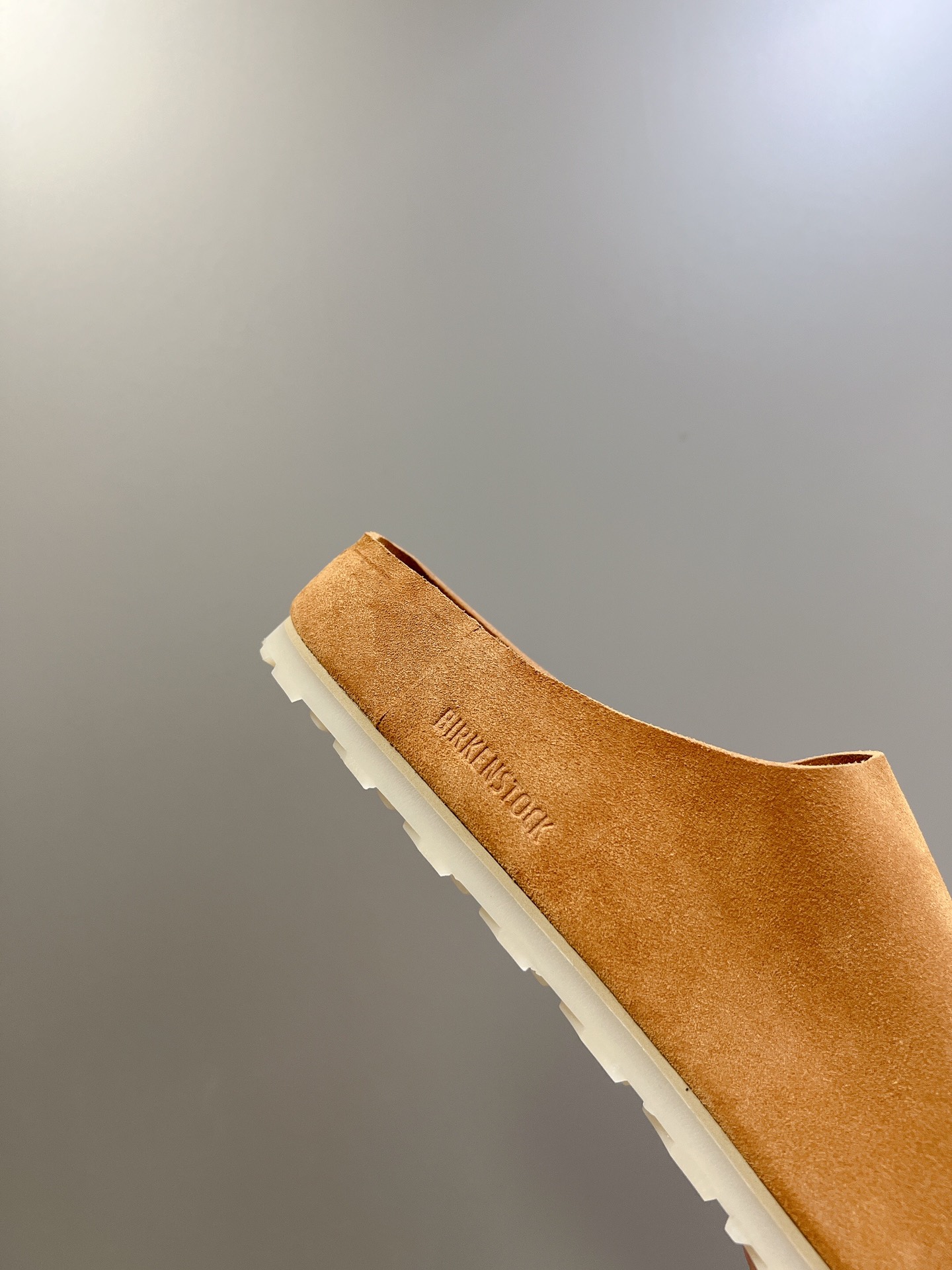  Fear of God✖️BIRKENSTOCK联名勃肯系列拖鞋！

脚背双交叉魔术带设计，极简主义，