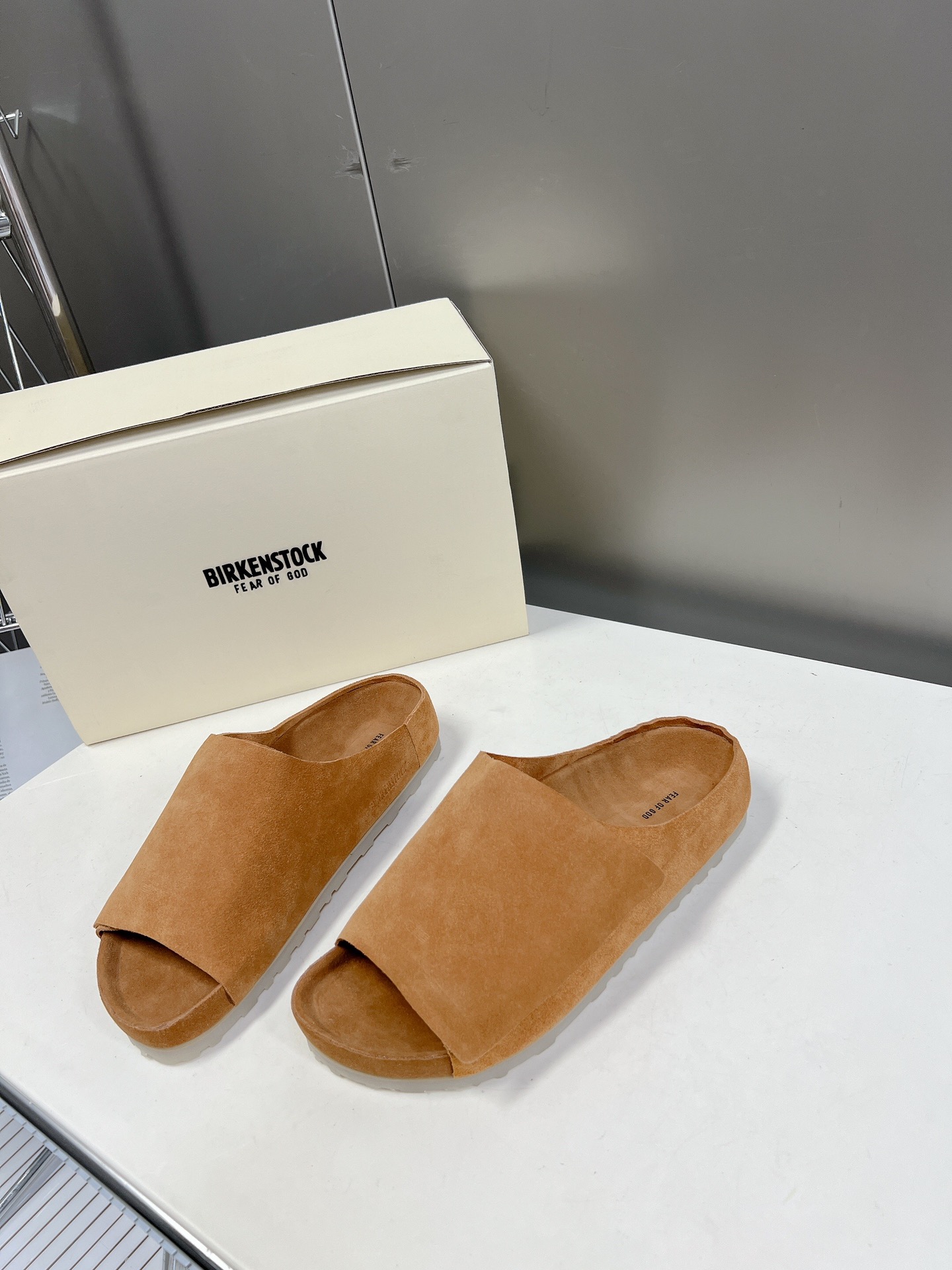  Fear of God✖️BIRKENSTOCK联名勃肯系列拖鞋！

脚背双交叉魔术带设计，极简主义，