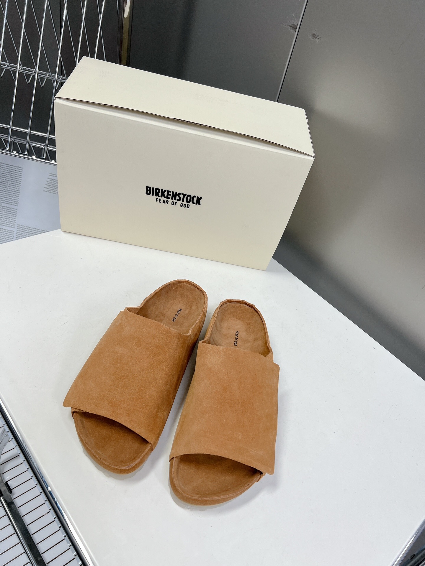  Fear of God✖️BIRKENSTOCK联名勃肯系列拖鞋！

脚背双交叉魔术带设计，极简主义，