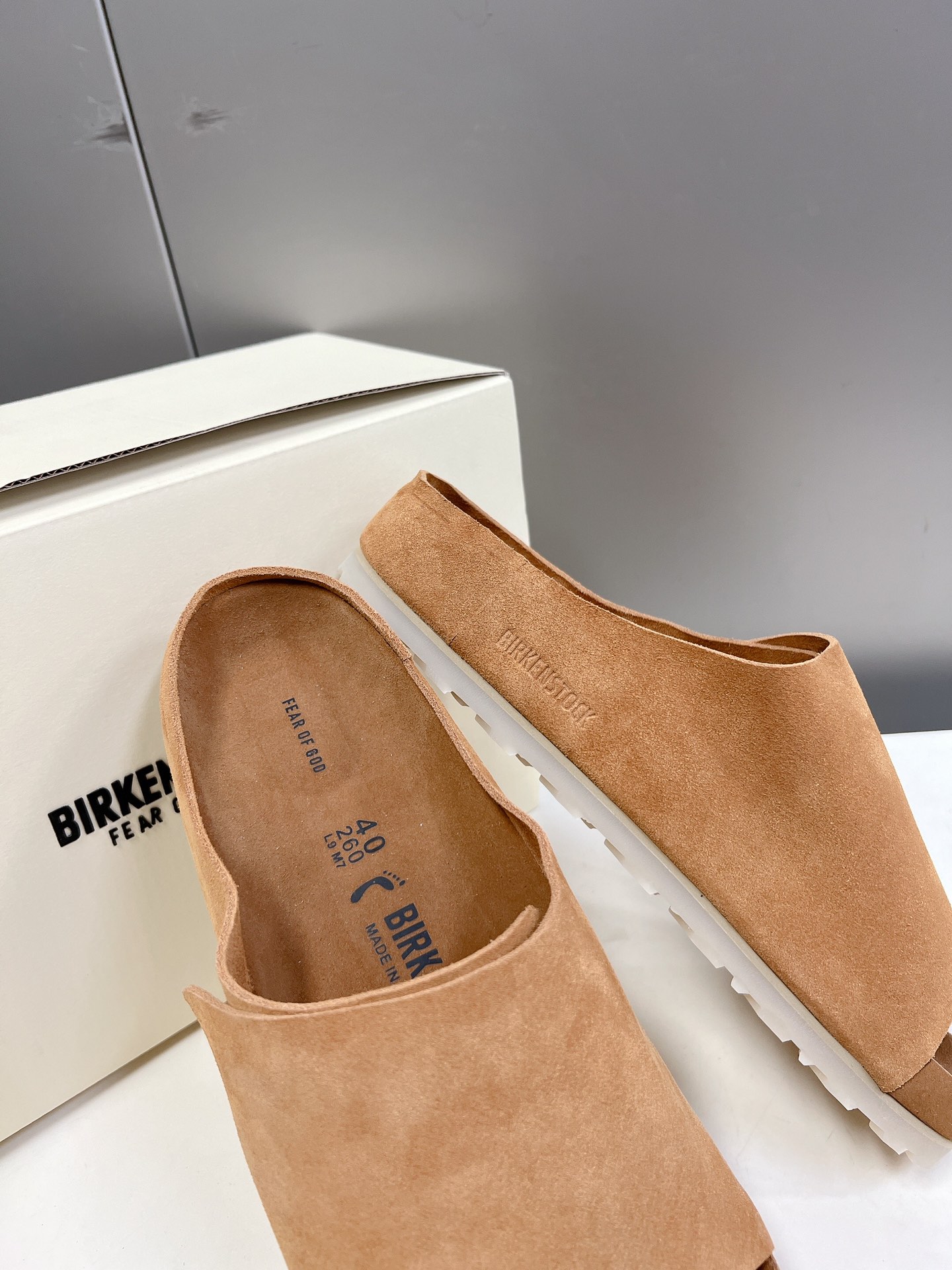 Fear of God✖️BIRKENSTOCK联名勃肯系列拖鞋！

脚背双交叉魔术带设计，极简主义，