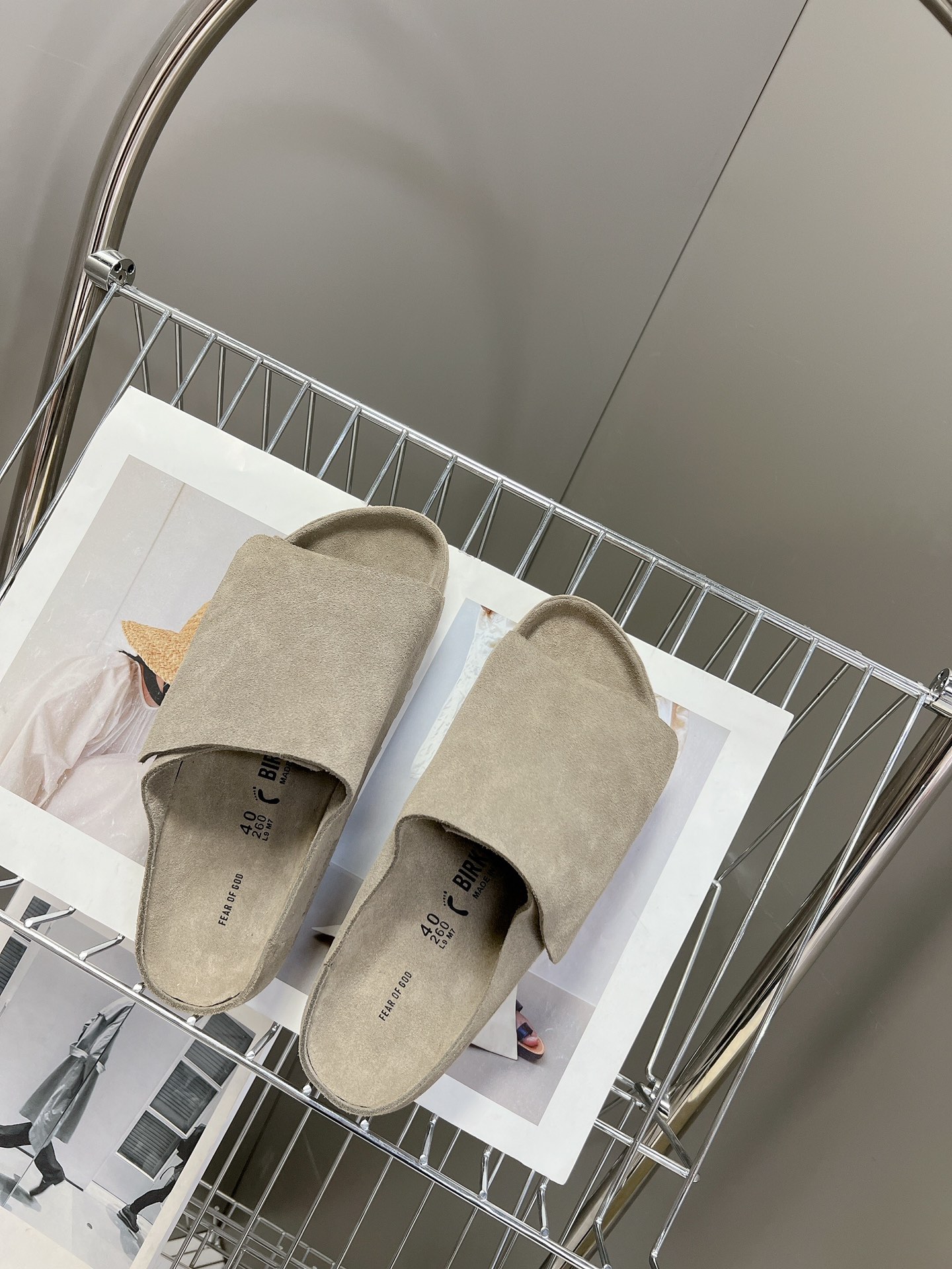  Fear of God✖️BIRKENSTOCK联名勃肯系列拖鞋！

脚背双交叉魔术带设计，极简主义，
