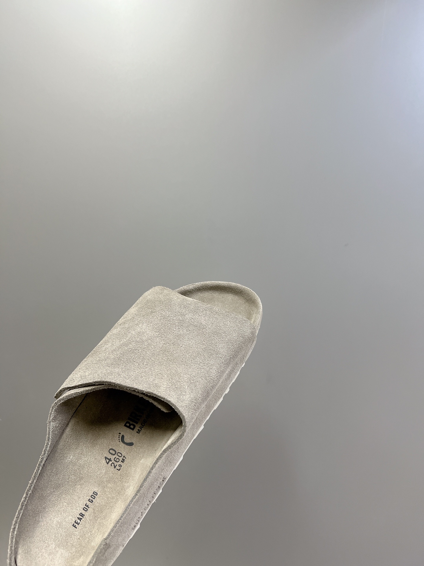  Fear of God✖️BIRKENSTOCK联名勃肯系列拖鞋！

脚背双交叉魔术带设计，极简主义，