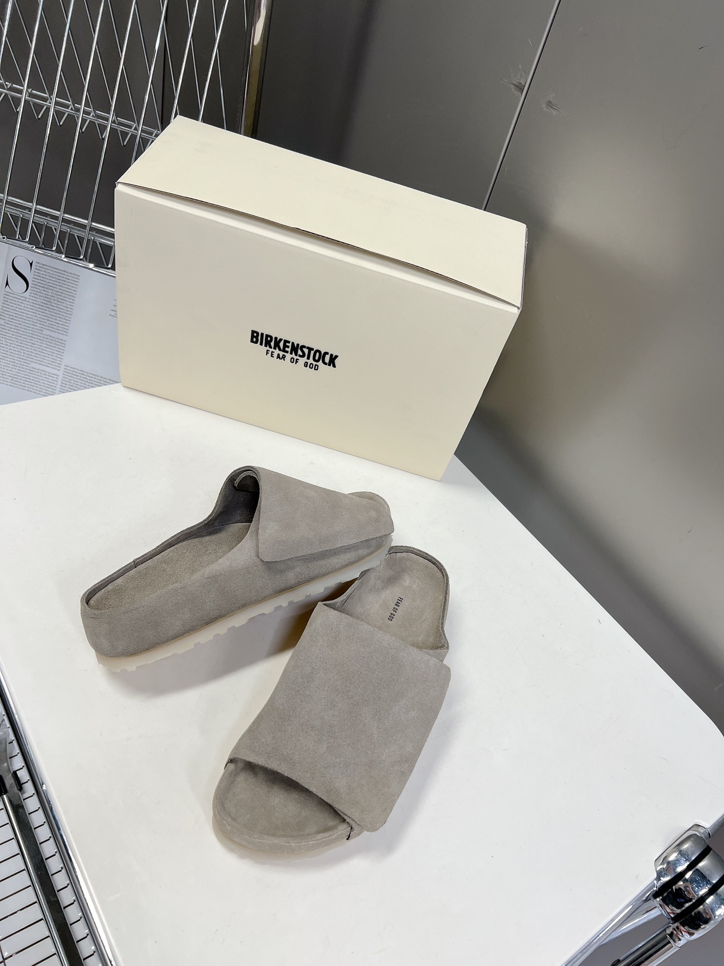  Fear of God✖️BIRKENSTOCK联名勃肯系列拖鞋！

脚背双交叉魔术带设计，极简主义，