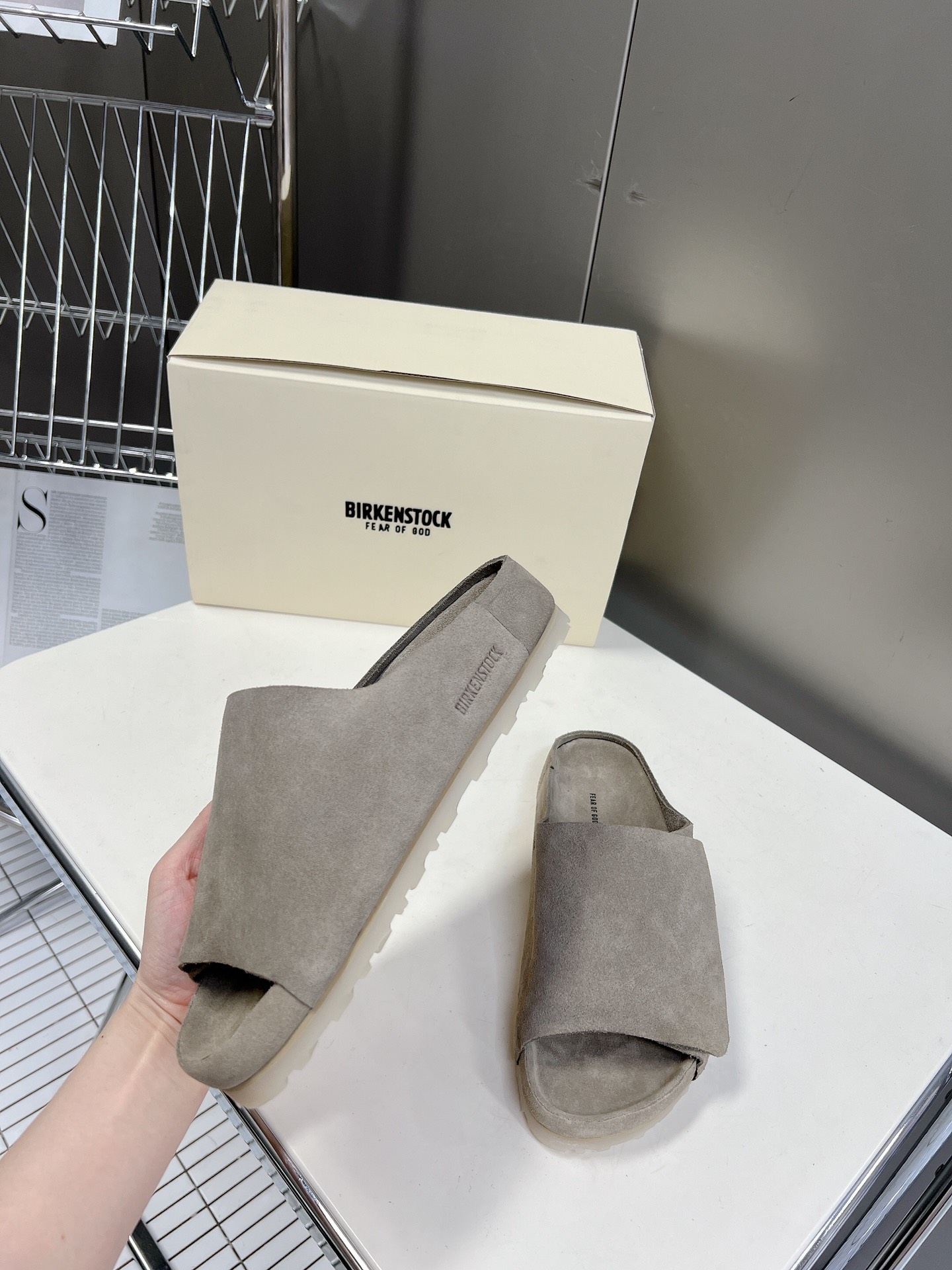  Fear of God✖️BIRKENSTOCK联名勃肯系列拖鞋！

脚背双交叉魔术带设计，极简主义，