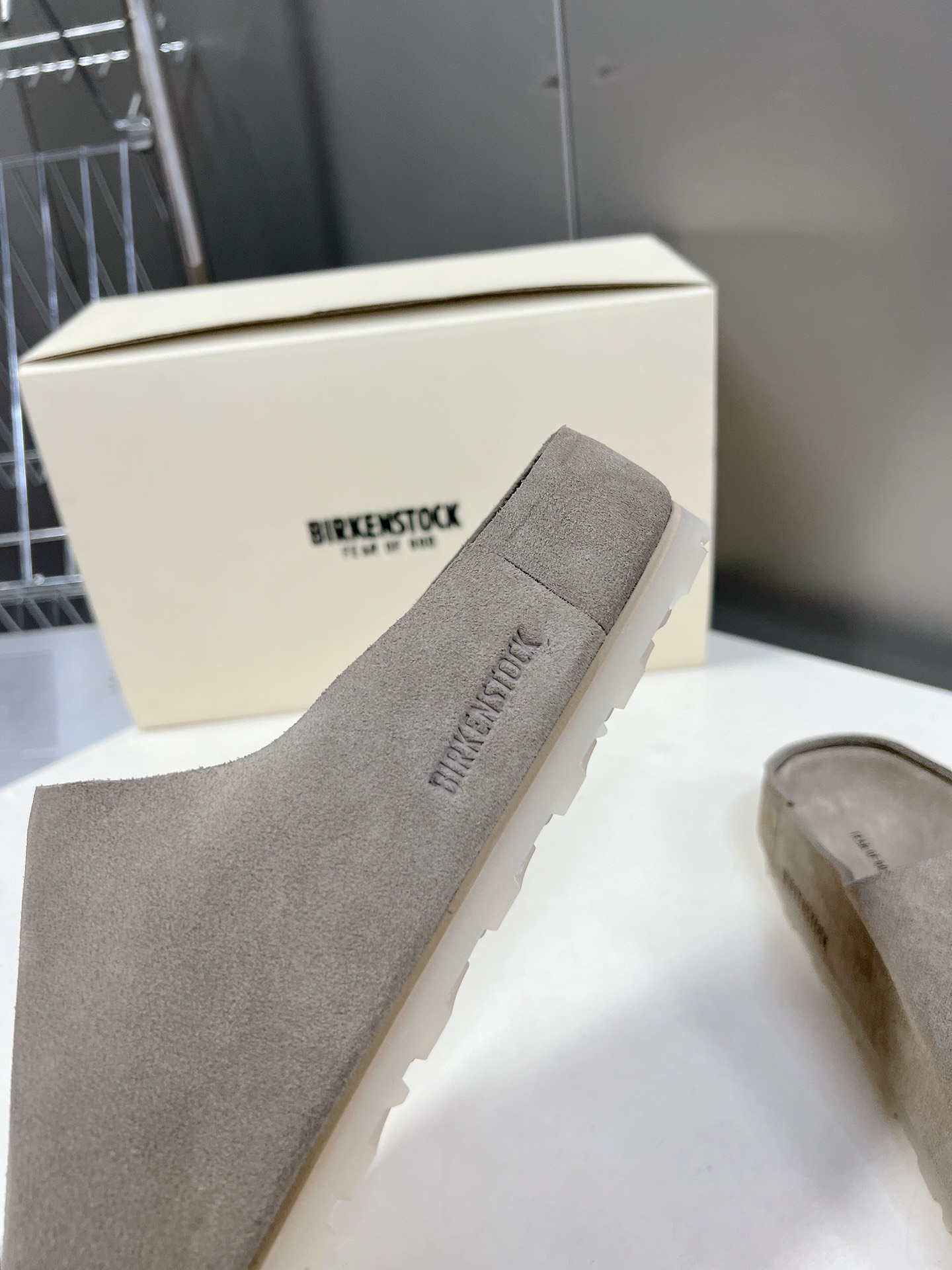  Fear of God✖️BIRKENSTOCK联名勃肯系列拖鞋！

脚背双交叉魔术带设计，极简主义，