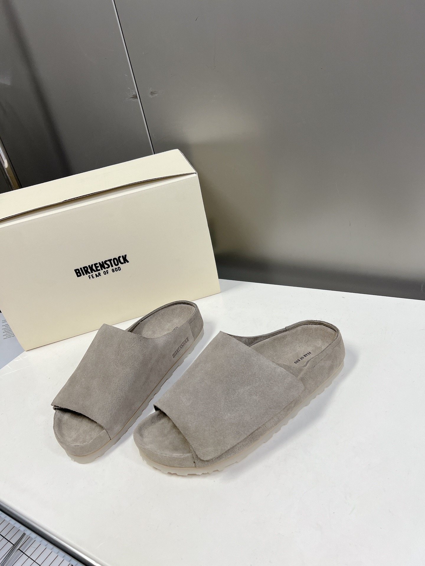  Fear of God✖️BIRKENSTOCK联名勃肯系列拖鞋！

脚背双交叉魔术带设计，极简主义，