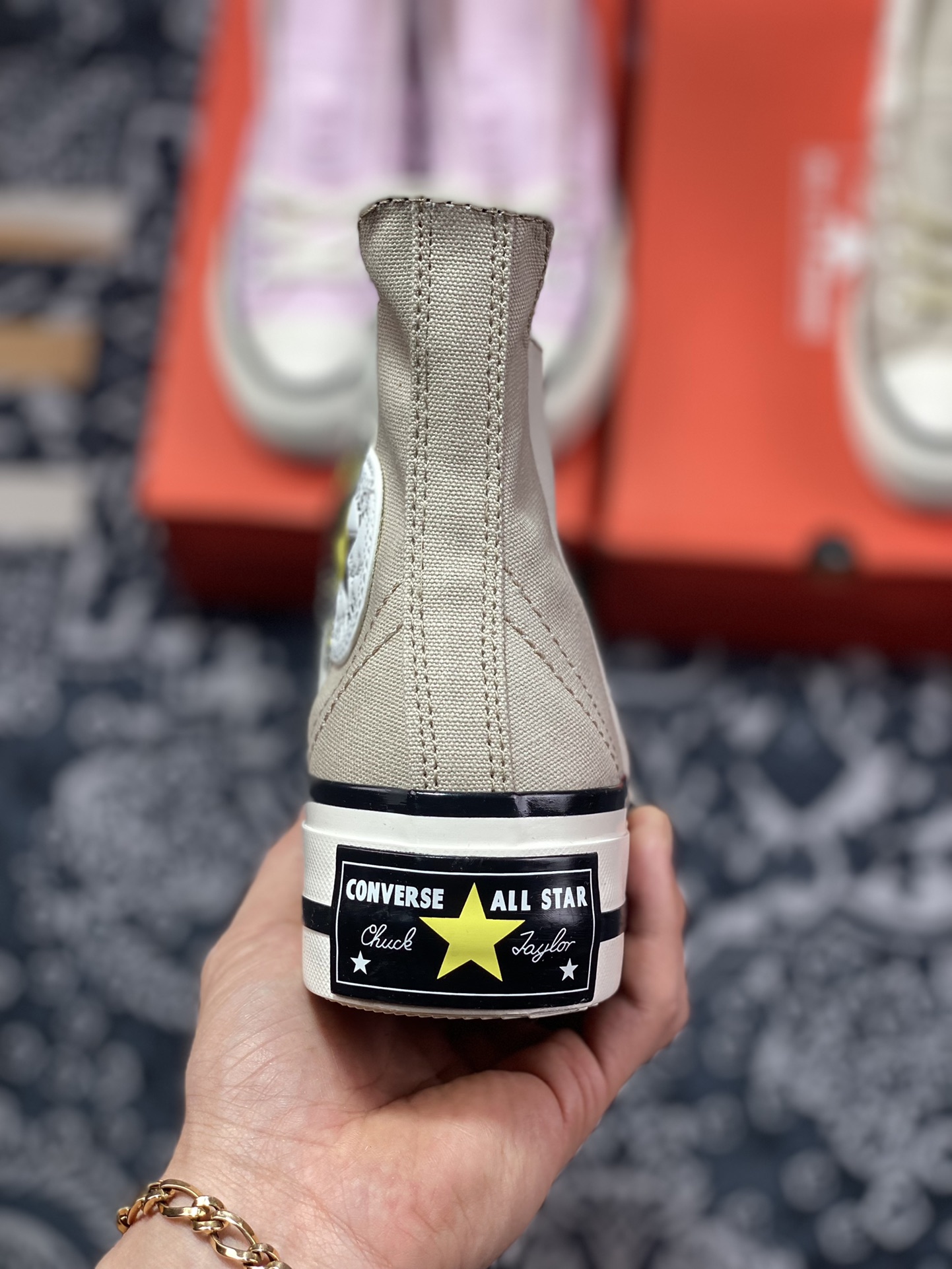 180  Converse Chuck 70plus 奶茶色 将经典设计与未来风格糅合演绎 A02774C