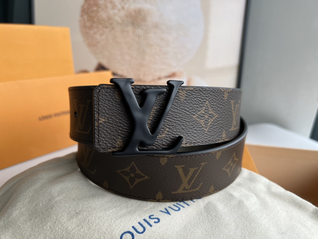 LV Initiales 双面腰带拼合经典Monogram帆布和素色皮革，搭配中央字母凹凸搭扣，提供多样