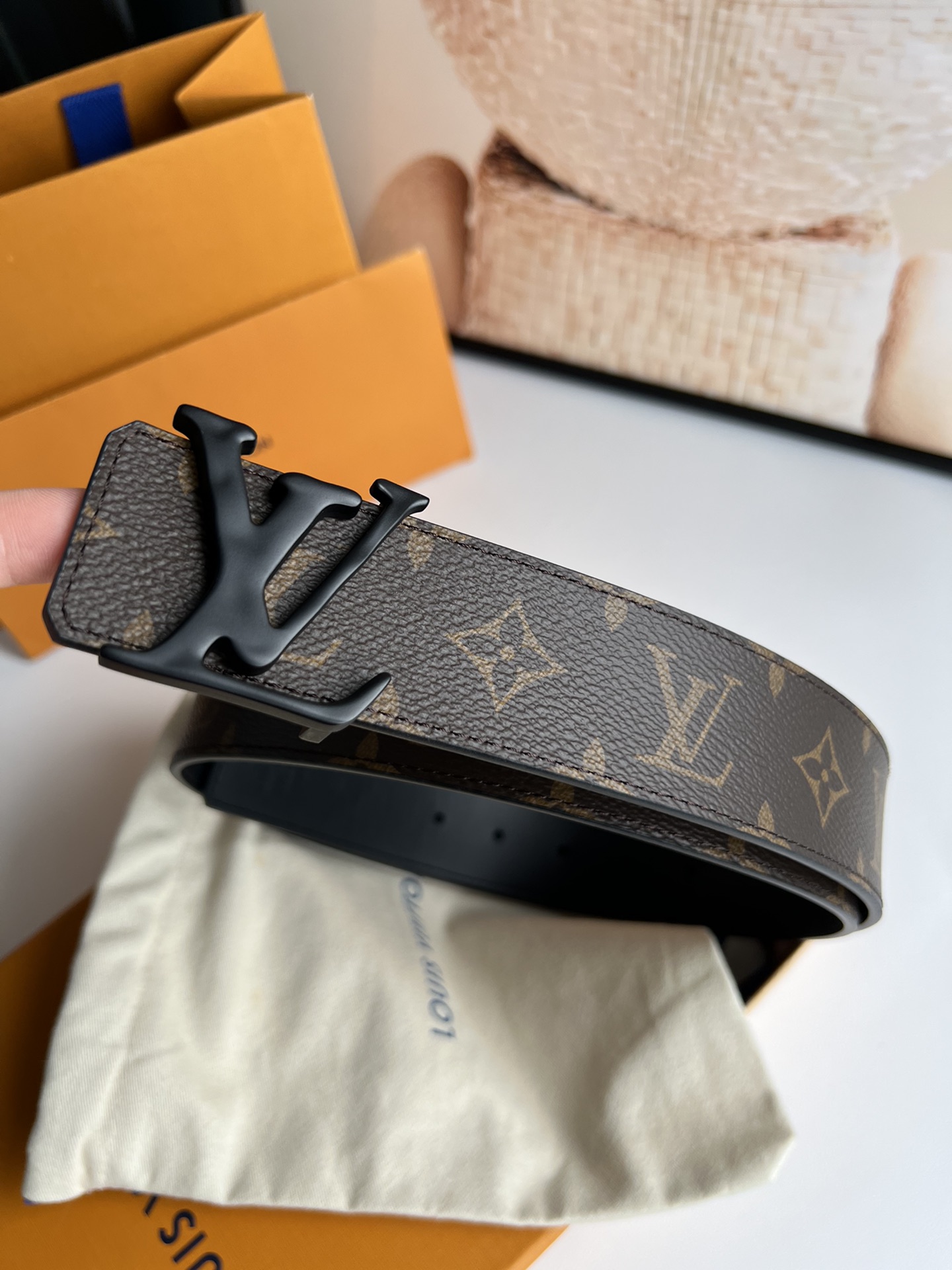 LV Initiales 双面腰带拼合经典Monogram帆布和素色皮革，搭配中央字母凹凸搭扣，提供多样