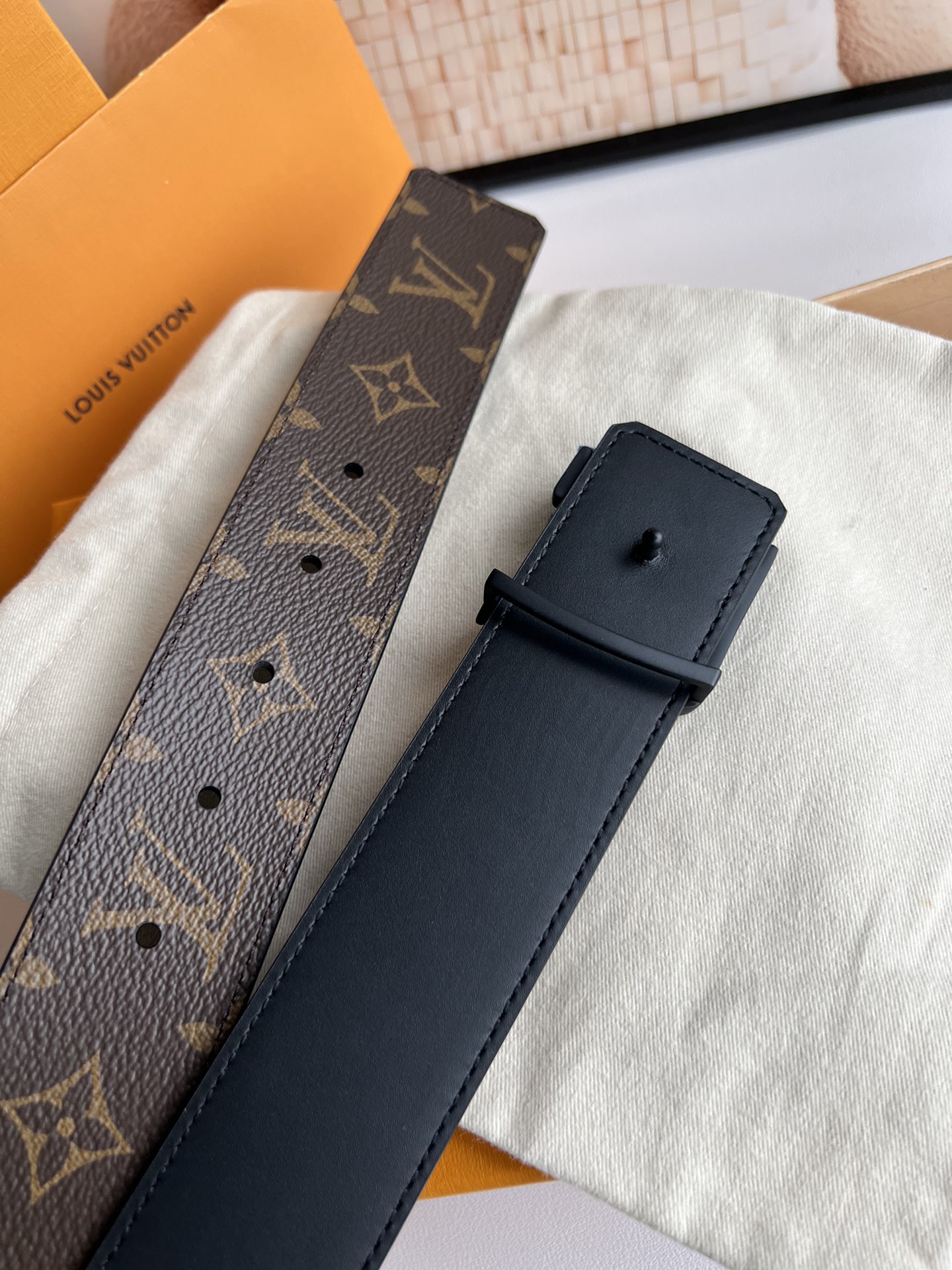 LV Initiales 双面腰带拼合经典Monogram帆布和素色皮革，搭配中央字母凹凸搭扣，提供多样