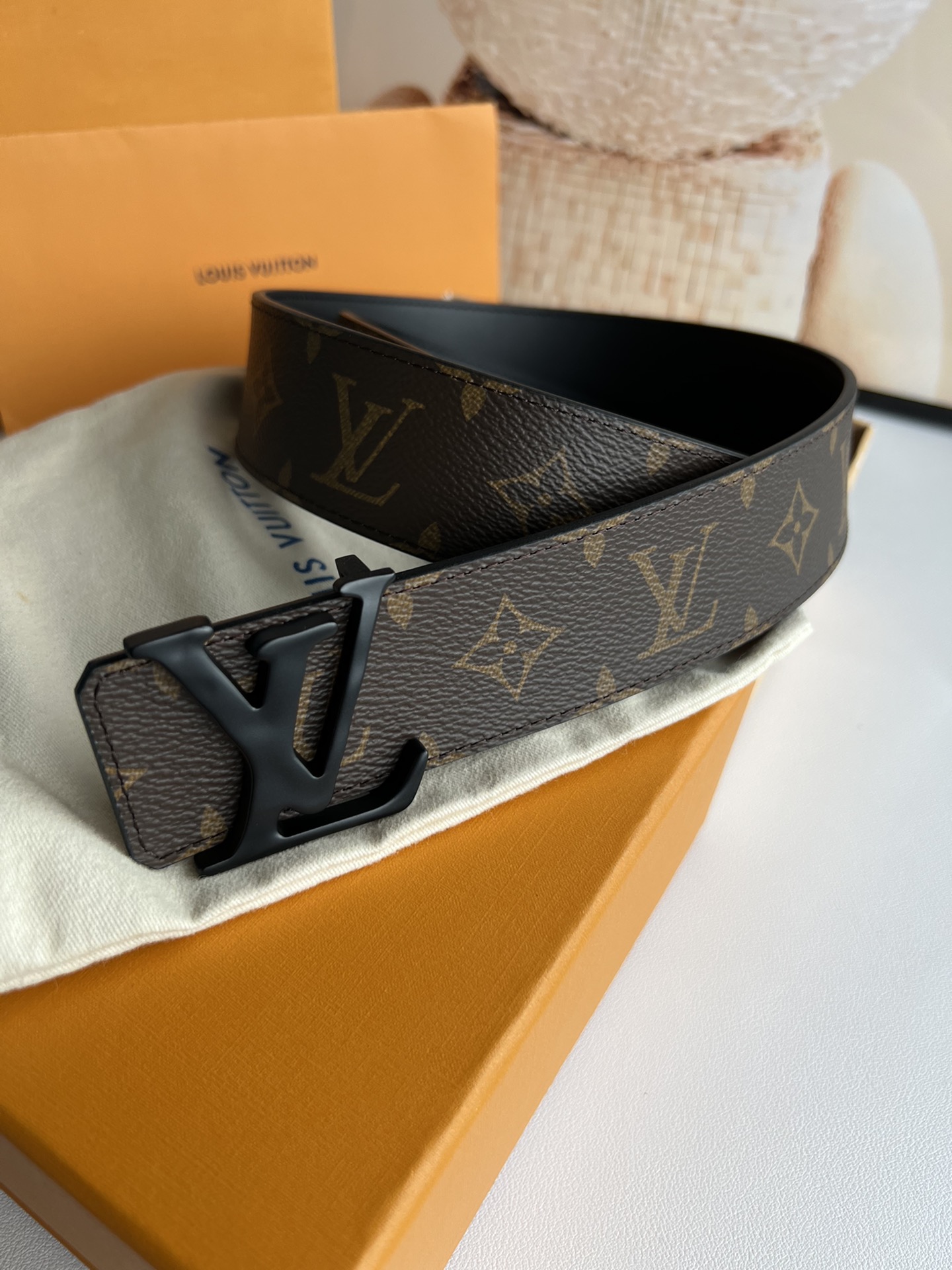 LV Initiales 双面腰带拼合经典Monogram帆布和素色皮革，搭配中央字母凹凸搭扣，提供多样