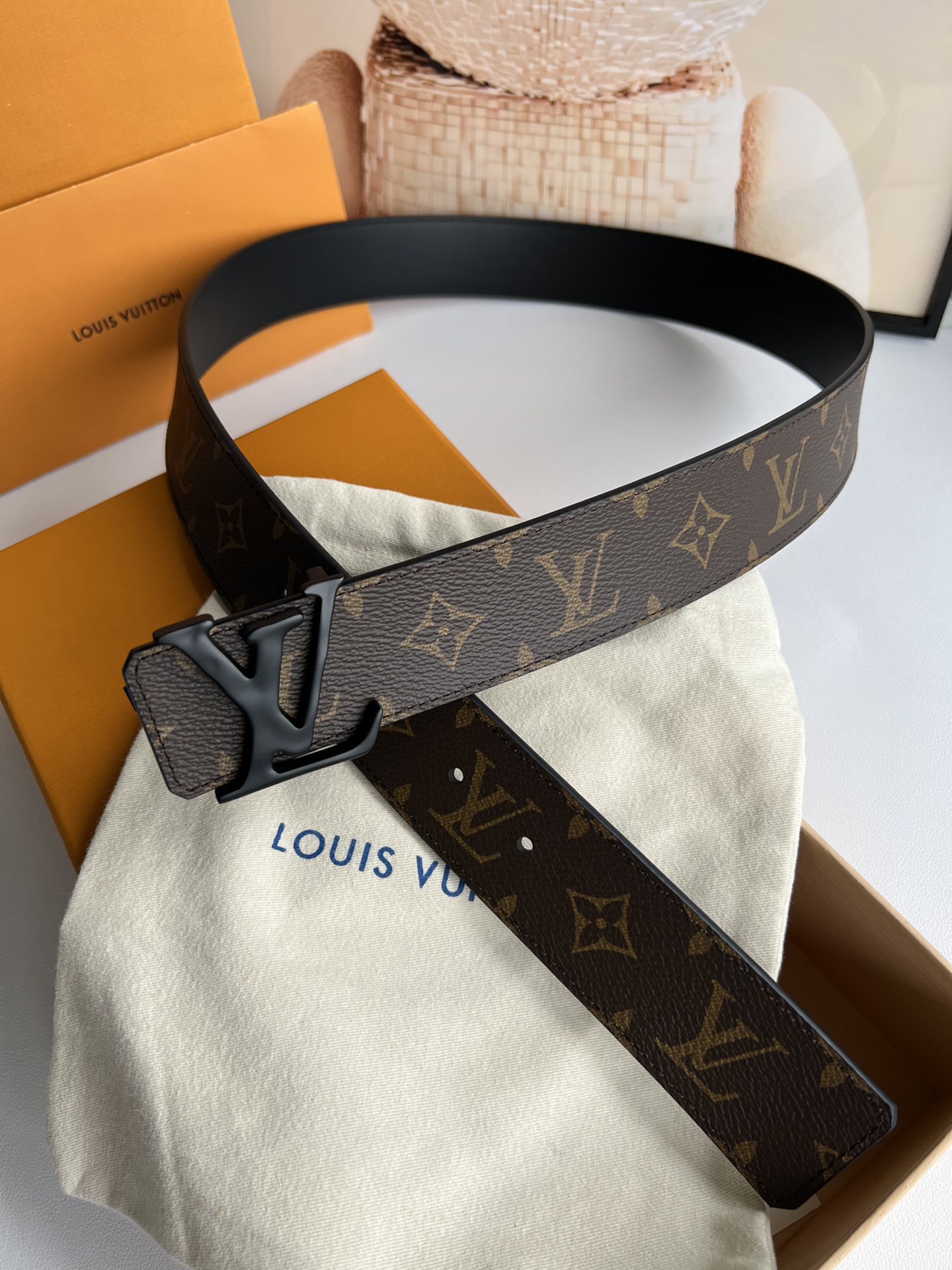 LV Initiales 双面腰带拼合经典Monogram帆布和素色皮革，搭配中央字母凹凸搭扣，提供多样