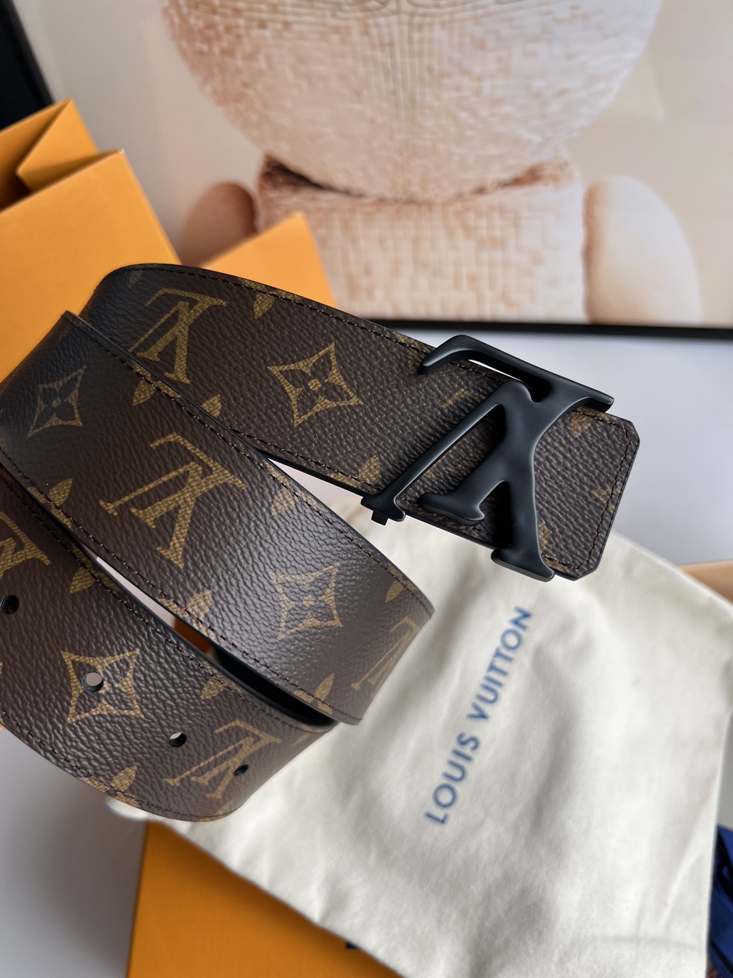 LV Initiales 双面腰带拼合经典Monogram帆布和素色皮革，搭配中央字母凹凸搭扣，提供多样