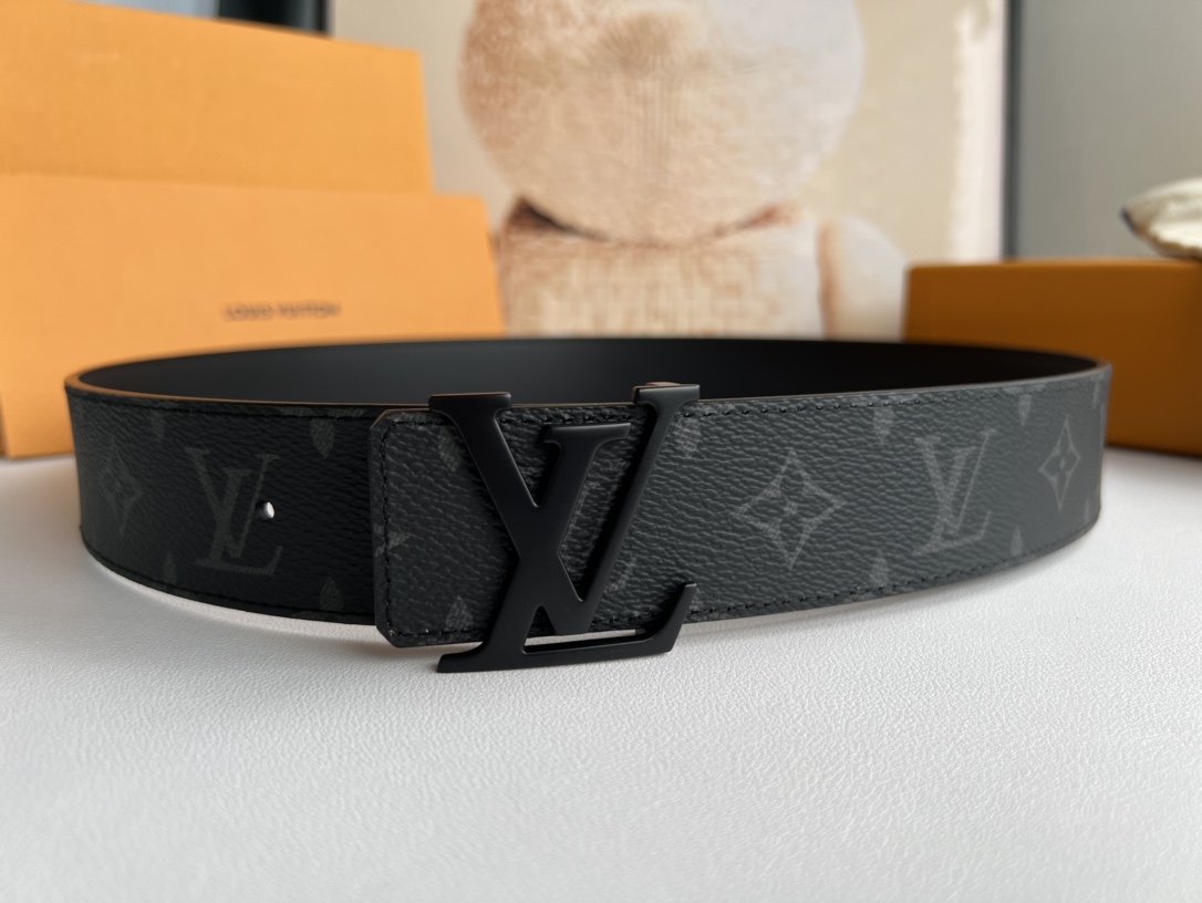 LV Initiales 双面腰带拼合经典Monogram帆布和素色皮革，搭配中央字母凹凸搭扣，提供多样