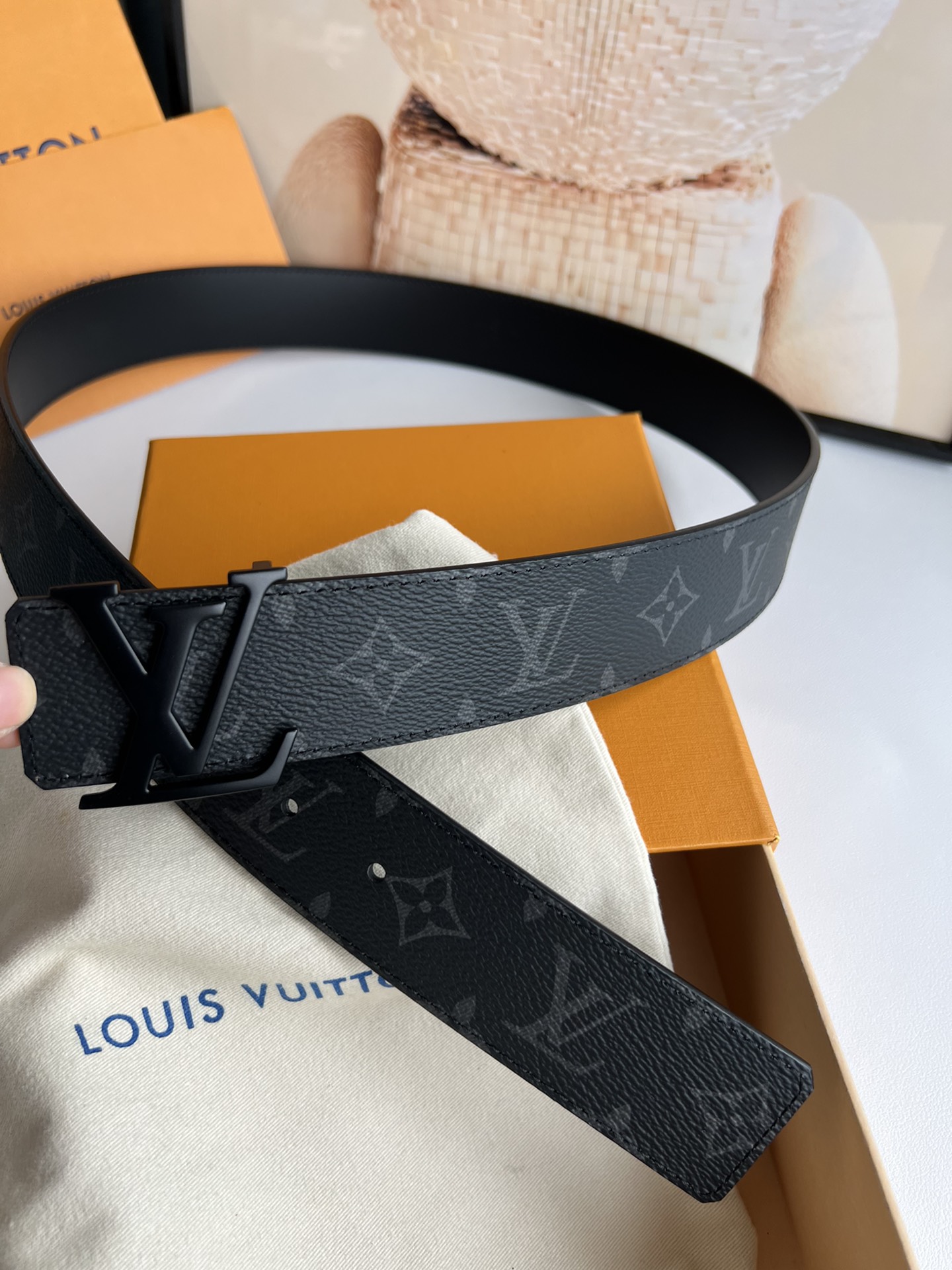 LV Initiales 双面腰带拼合经典Monogram帆布和素色皮革，搭配中央字母凹凸搭扣，提供多样