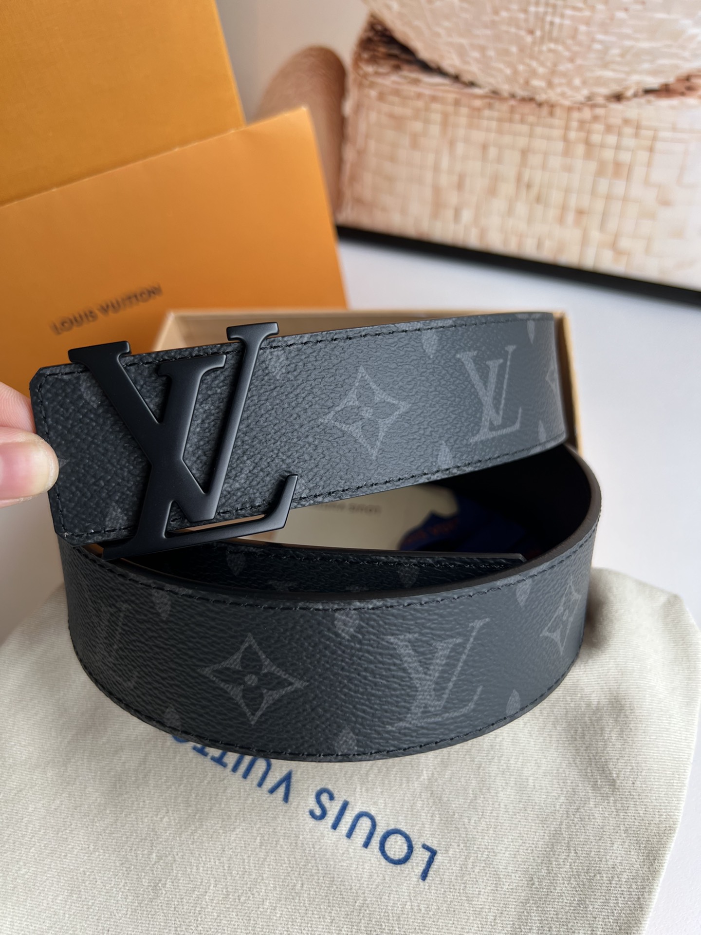 LV Initiales 双面腰带拼合经典Monogram帆布和素色皮革，搭配中央字母凹凸搭扣，提供多样