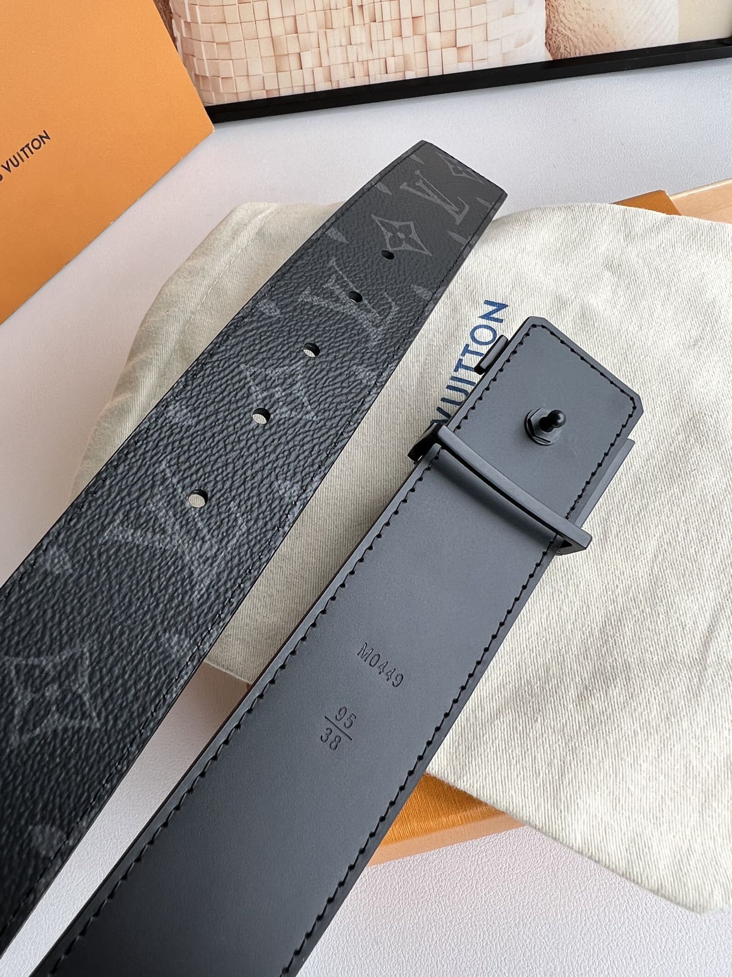 LV Initiales 双面腰带拼合经典Monogram帆布和素色皮革，搭配中央字母凹凸搭扣，提供多样