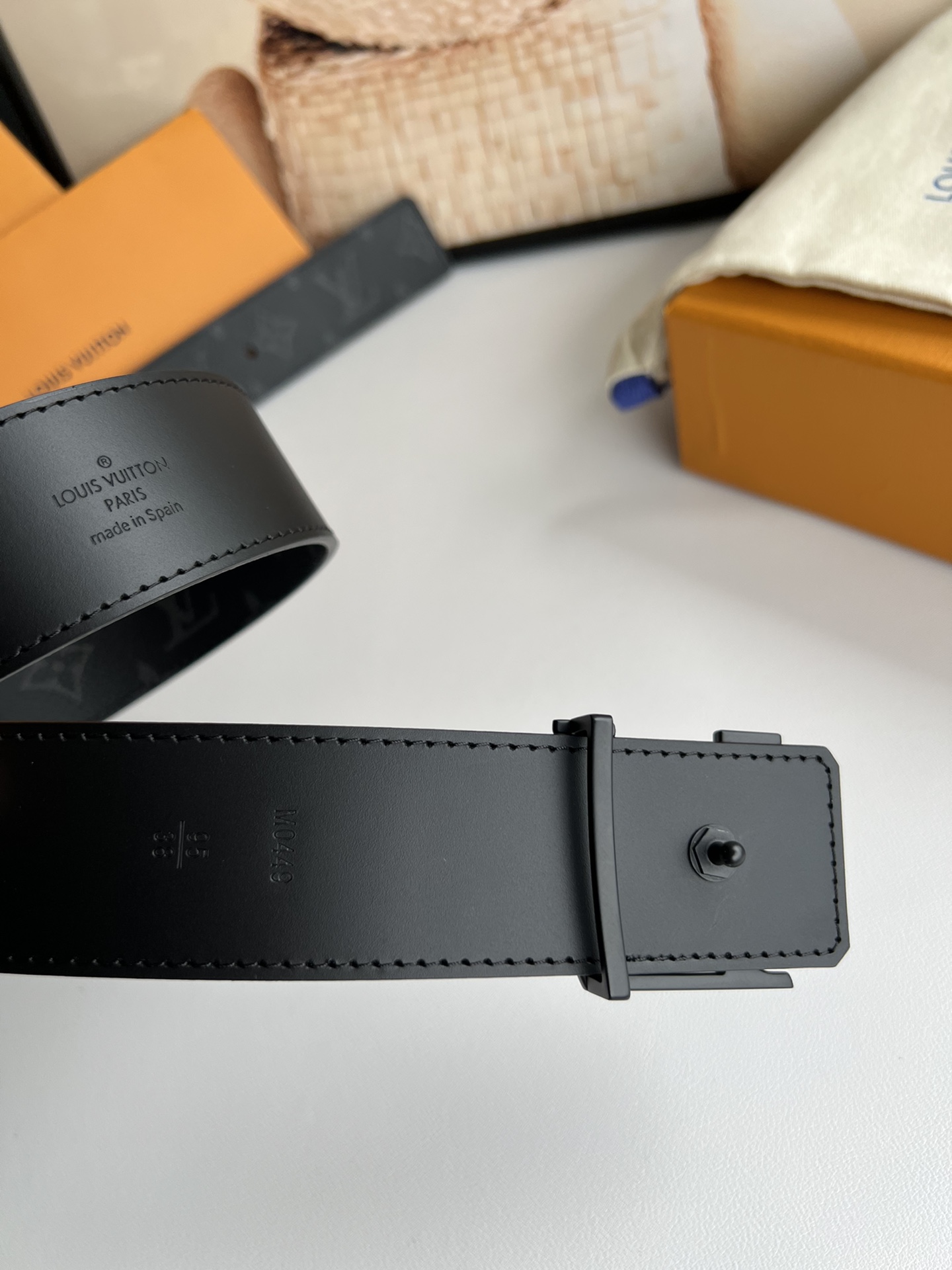 LV Initiales 双面腰带拼合经典Monogram帆布和素色皮革，搭配中央字母凹凸搭扣，提供多样