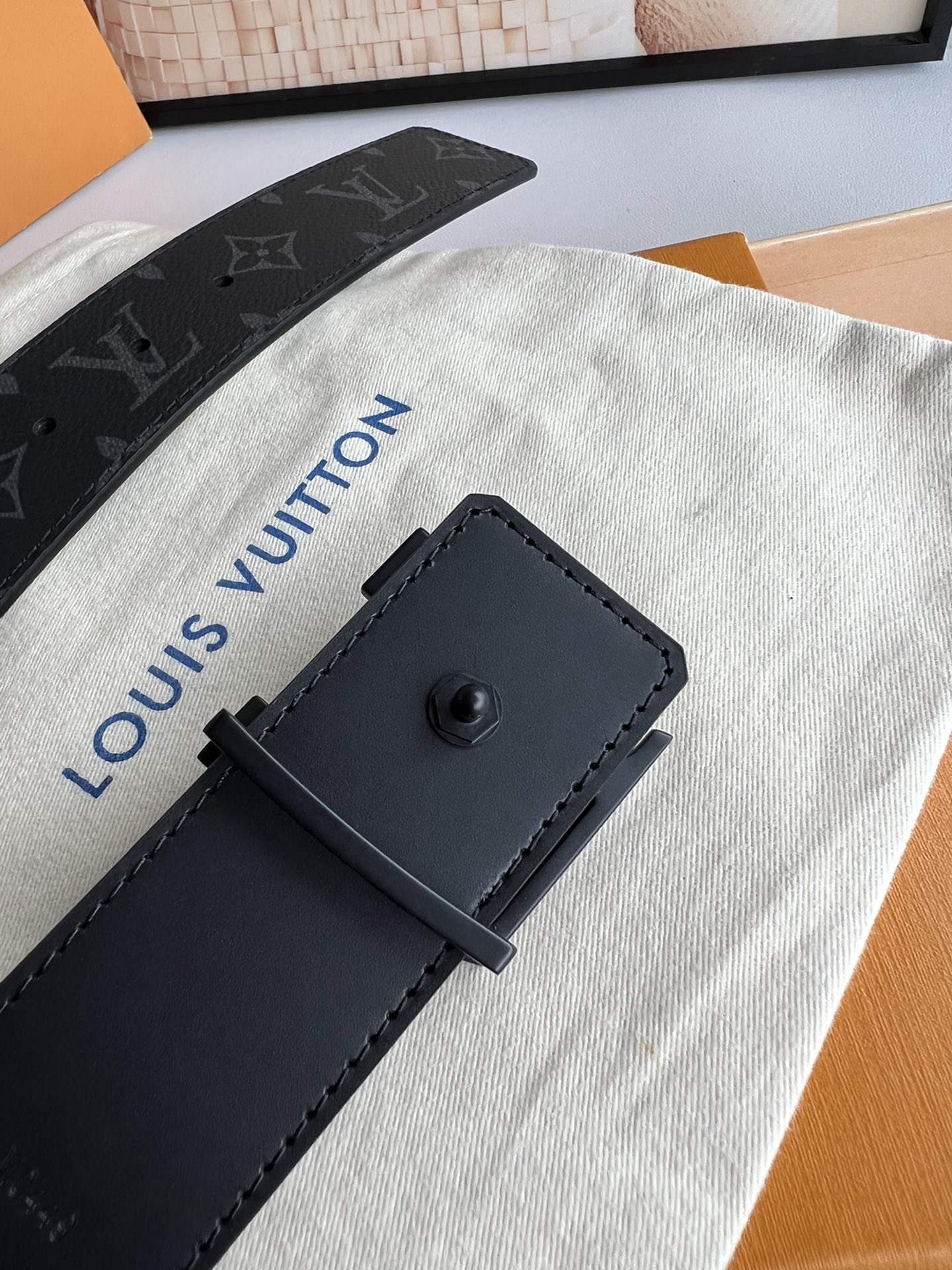 LV Initiales 双面腰带拼合经典Monogram帆布和素色皮革，搭配中央字母凹凸搭扣，提供多样