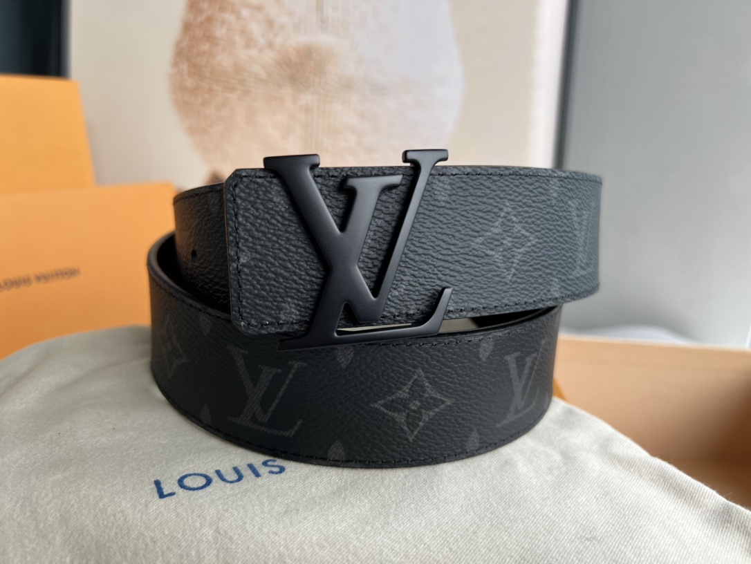 LV Initiales 双面腰带拼合经典Monogram帆布和素色皮革，搭配中央字母凹凸搭扣，提供多样
