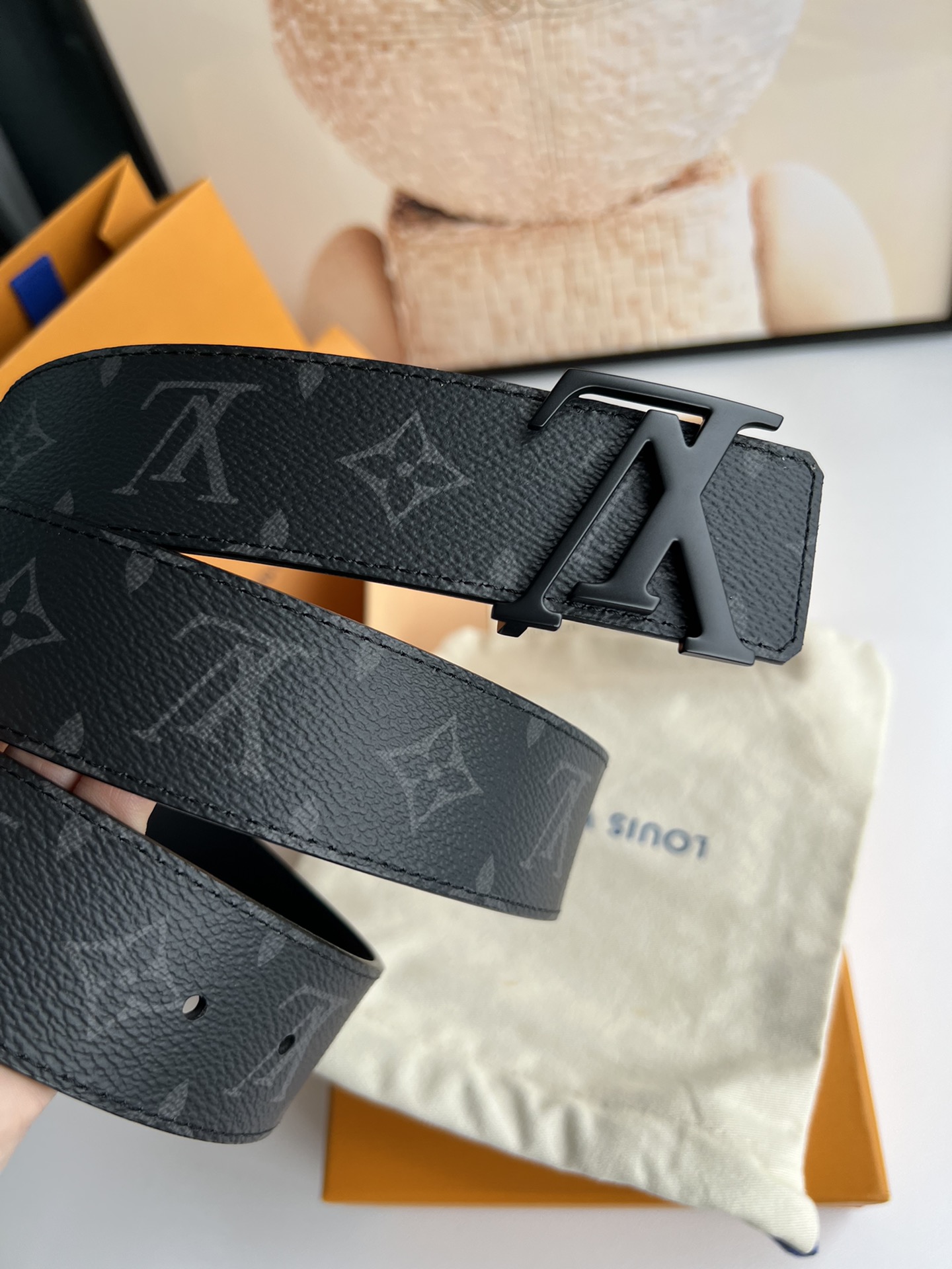 LV Initiales 双面腰带拼合经典Monogram帆布和素色皮革，搭配中央字母凹凸搭扣，提供多样