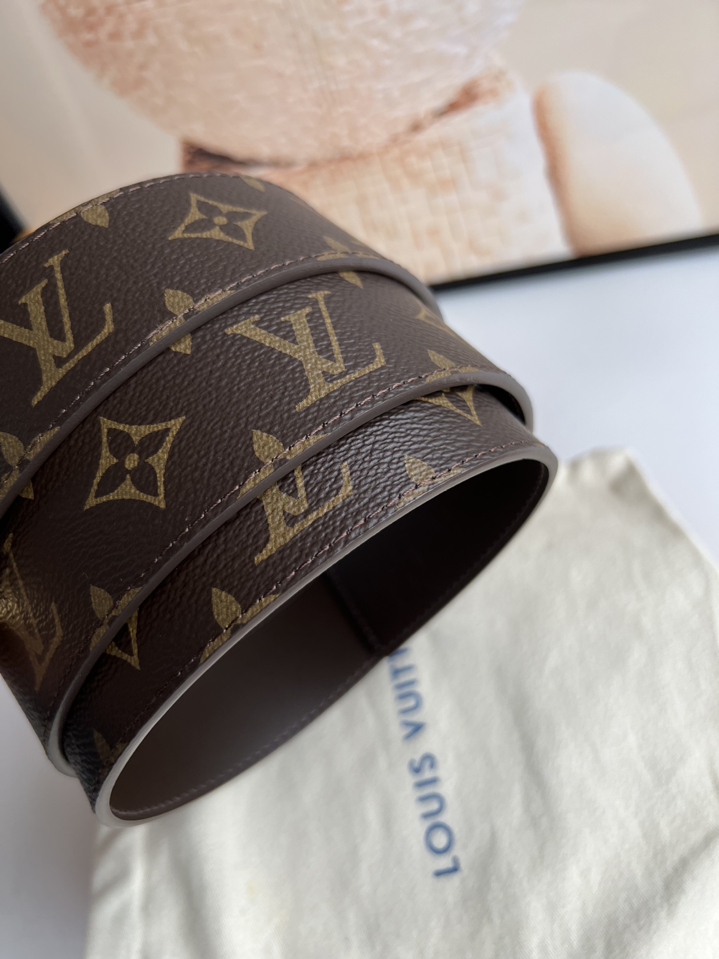 LV Initiales 双面腰带拼合经典Monogram帆布和素色皮革，搭配中央字母凹凸搭扣，提供多样