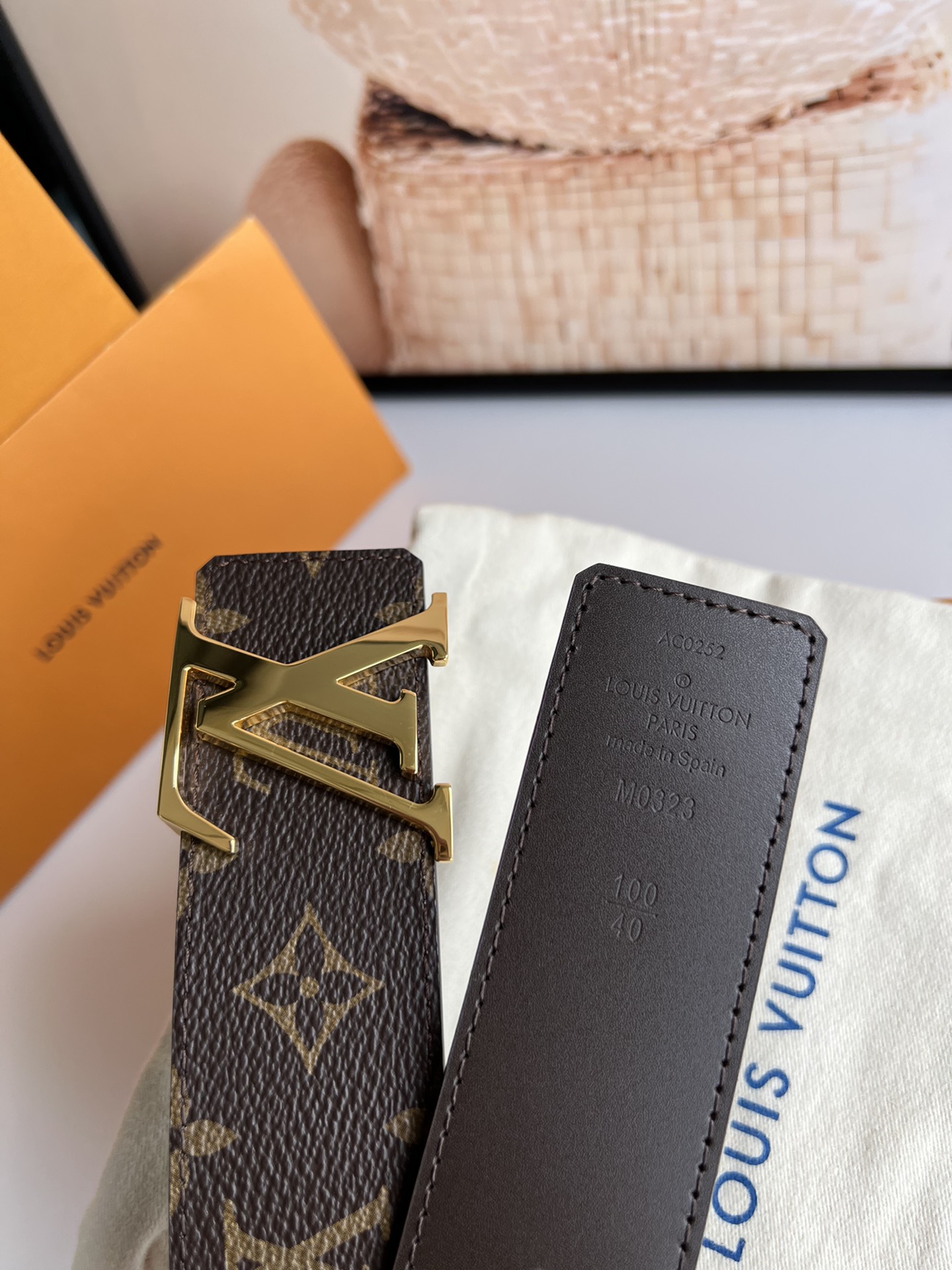 LV Initiales 双面腰带拼合经典Monogram帆布和素色皮革，搭配中央字母凹凸搭扣，提供多样